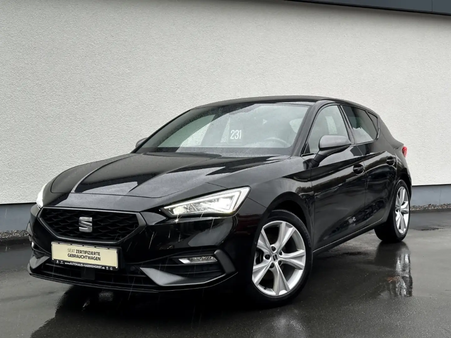 SEAT Leon 1.5 TSI FR Navi LED AHK FullLink DAB Shz Alu Schwarz - 2