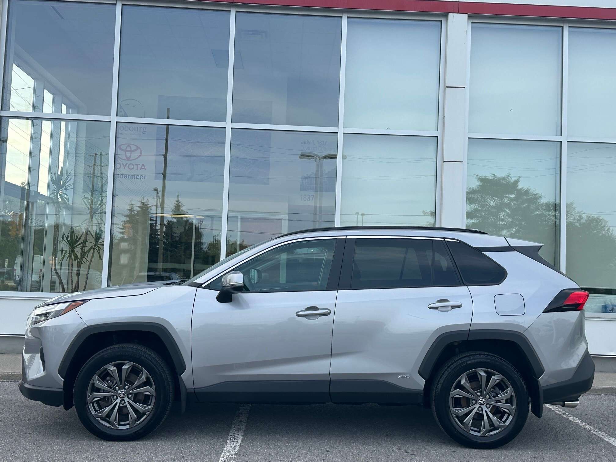 2024 Toyota RAV4 HYBRID XLE PREMIUM+SNOW TIRES! — снимка 1