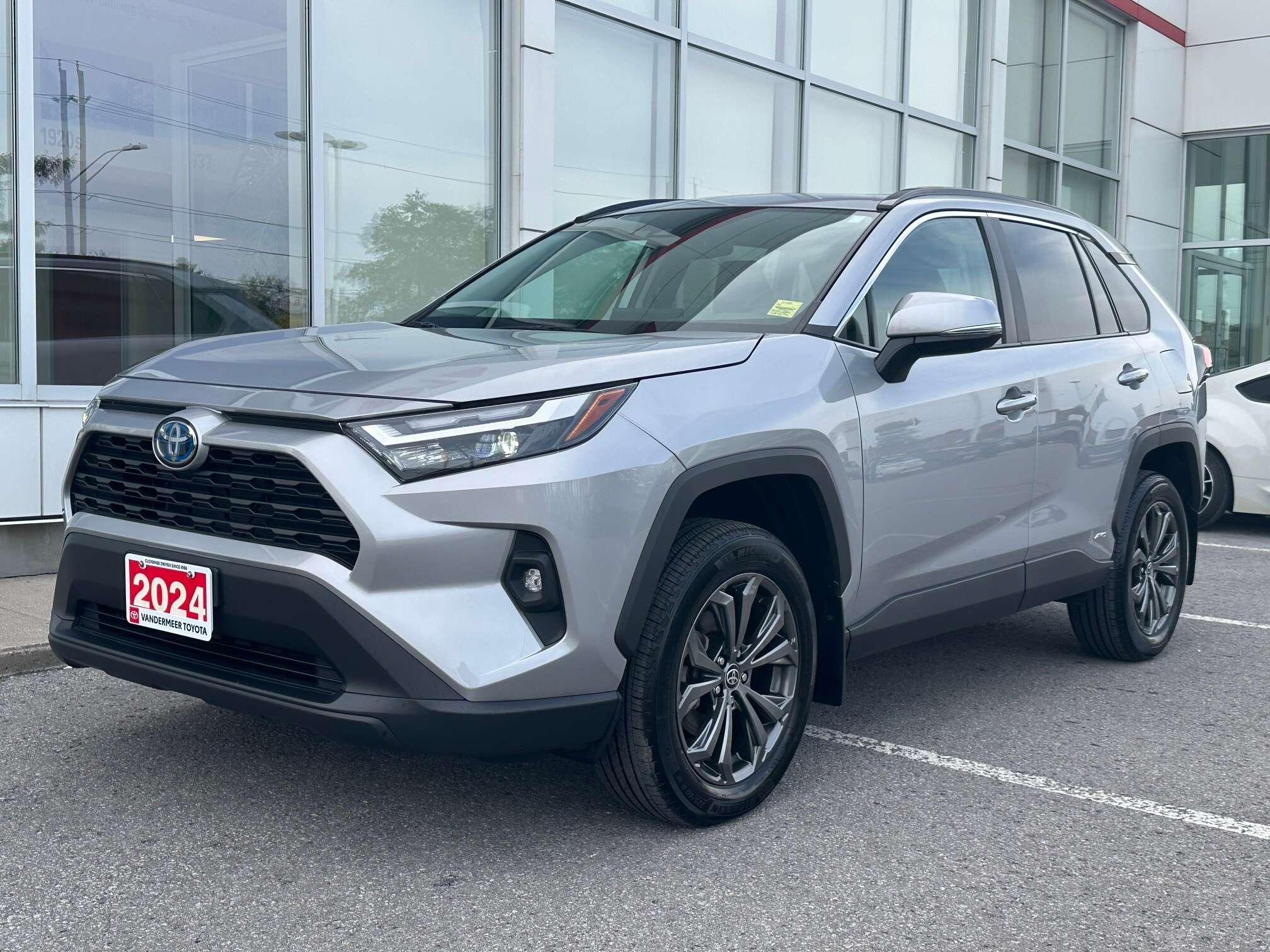 2024 Toyota RAV4 HYBRID XLE PREMIUM+SNOW TIRES!