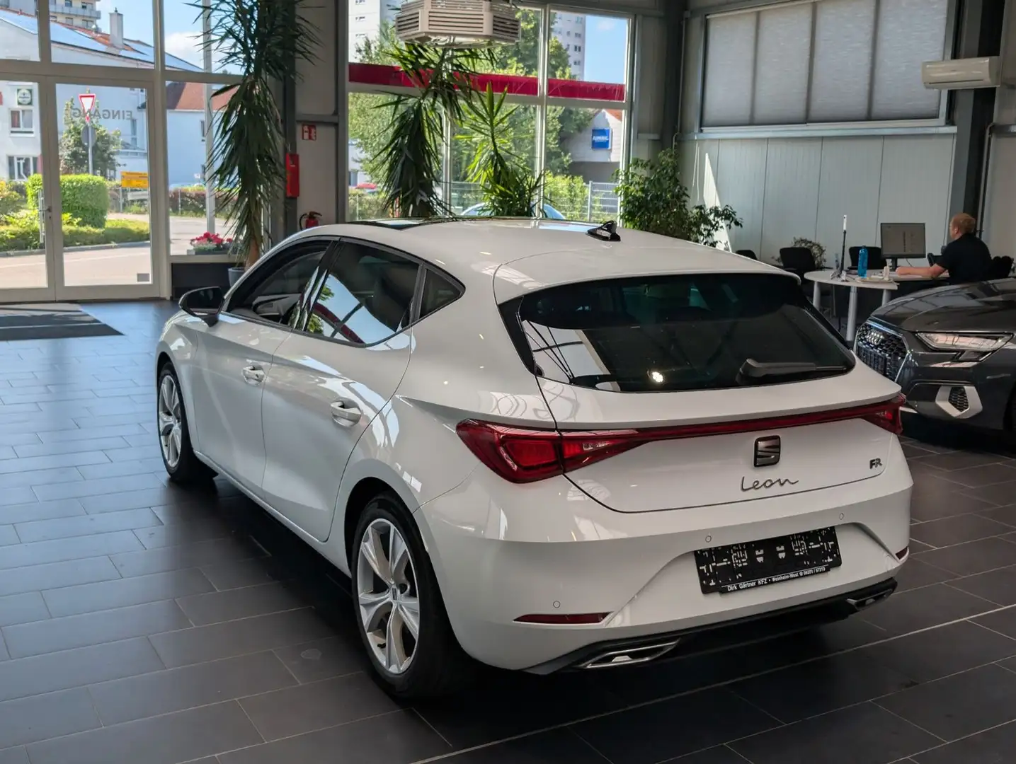 SEAT Leon 2.0 TDI FR Standhzg 8-fach Navi 1.Hand Biały - 2