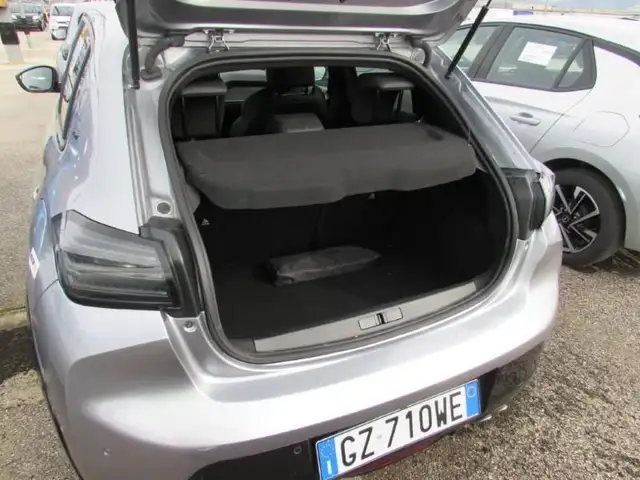 Peugeot 208 view 5