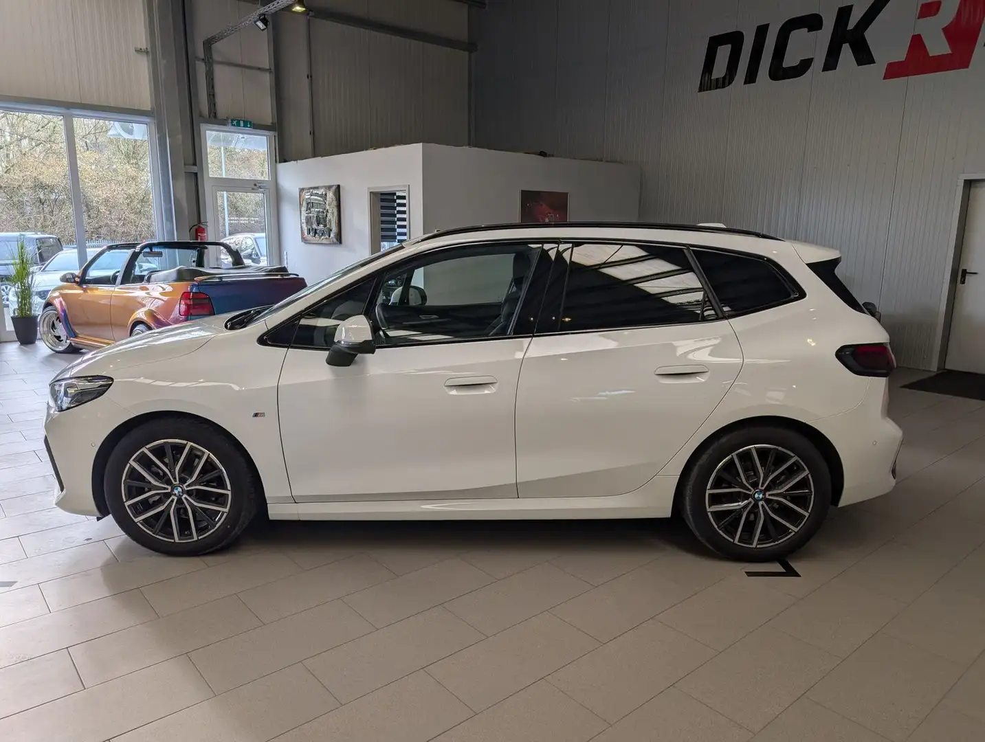 BMW 220 i Active Tourer M-Sport Cam Ad-LED Pano AHK Weiß - 2