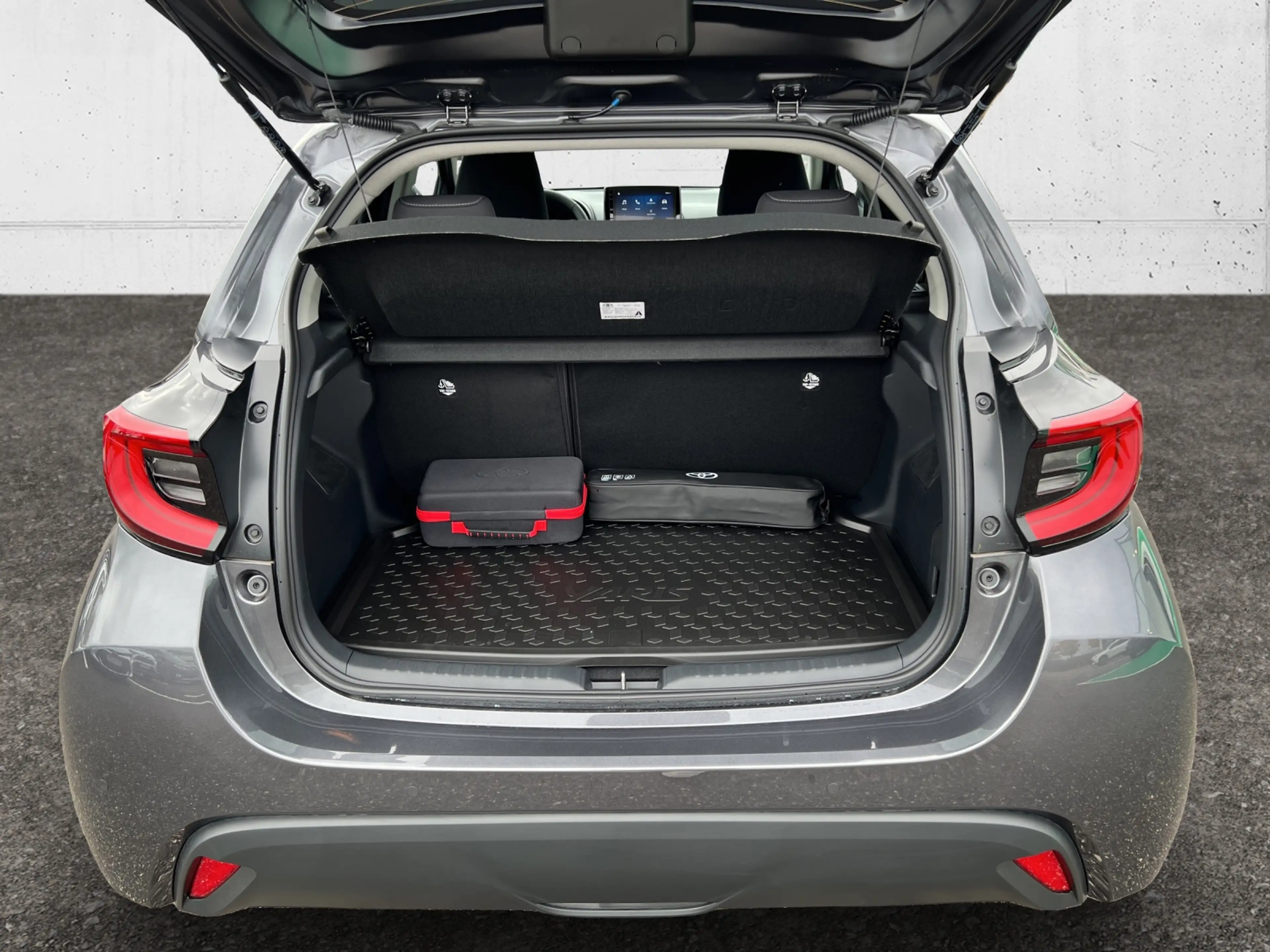 Toyota Yaris 1,5 Hybrid Ac. Dr. Safety-P. Comfort-P. 5t. — photo 9