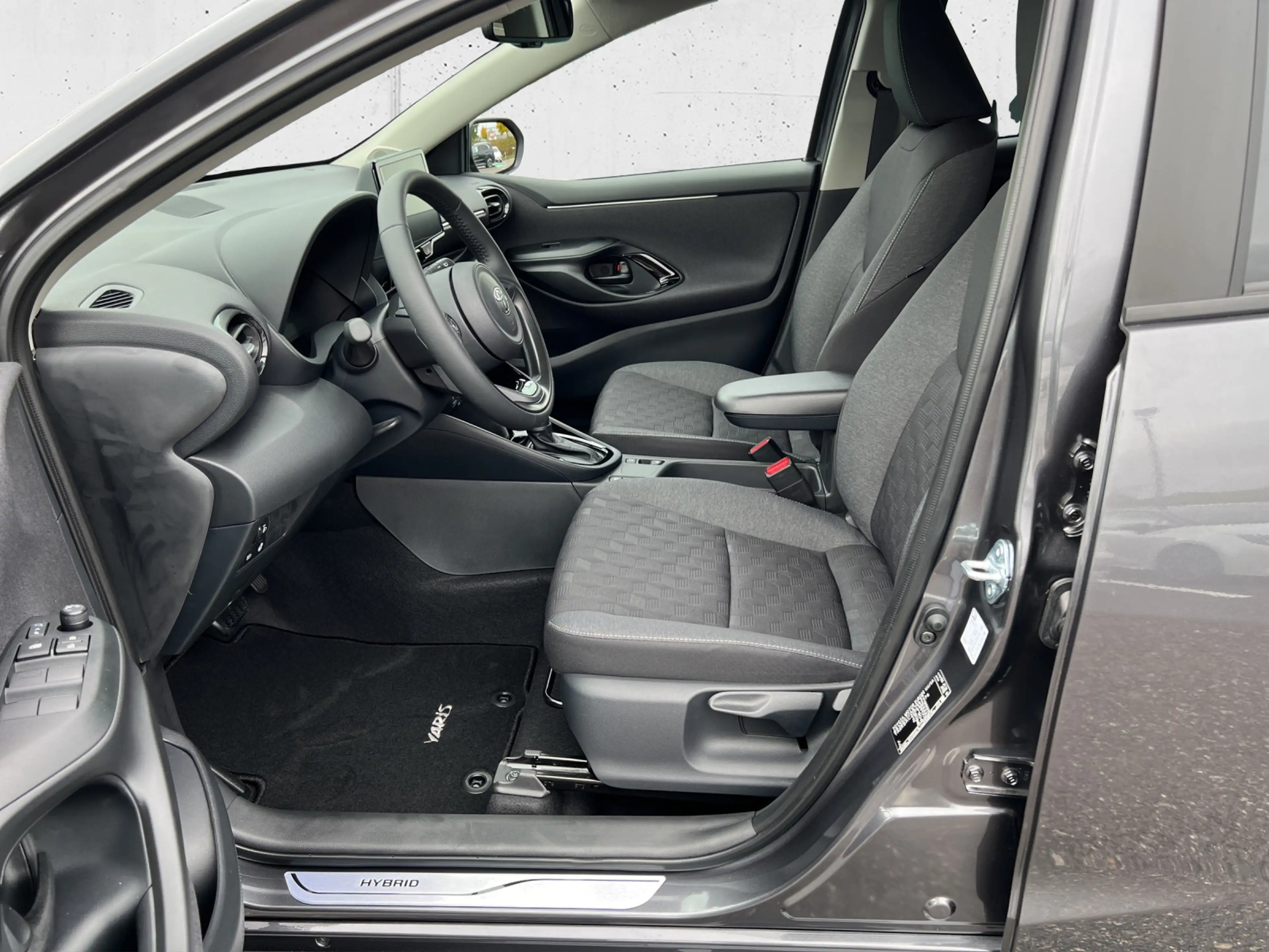 Toyota Yaris 1,5 Hybrid Ac. Dr. Safety-P. Comfort-P. 5t. — photo 7