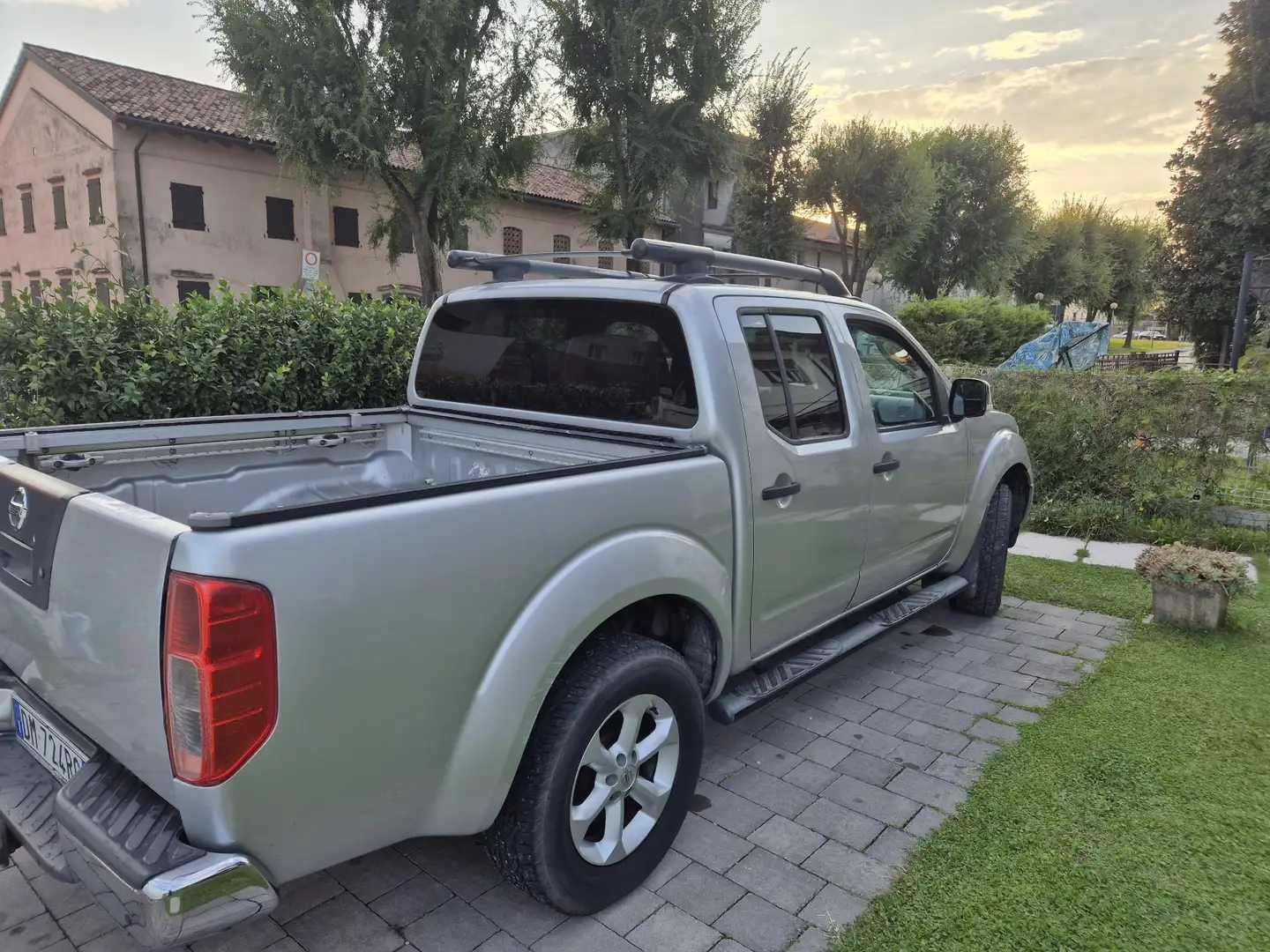 Nissan Navara d.cab 2.5 dci LE 174cv - 1