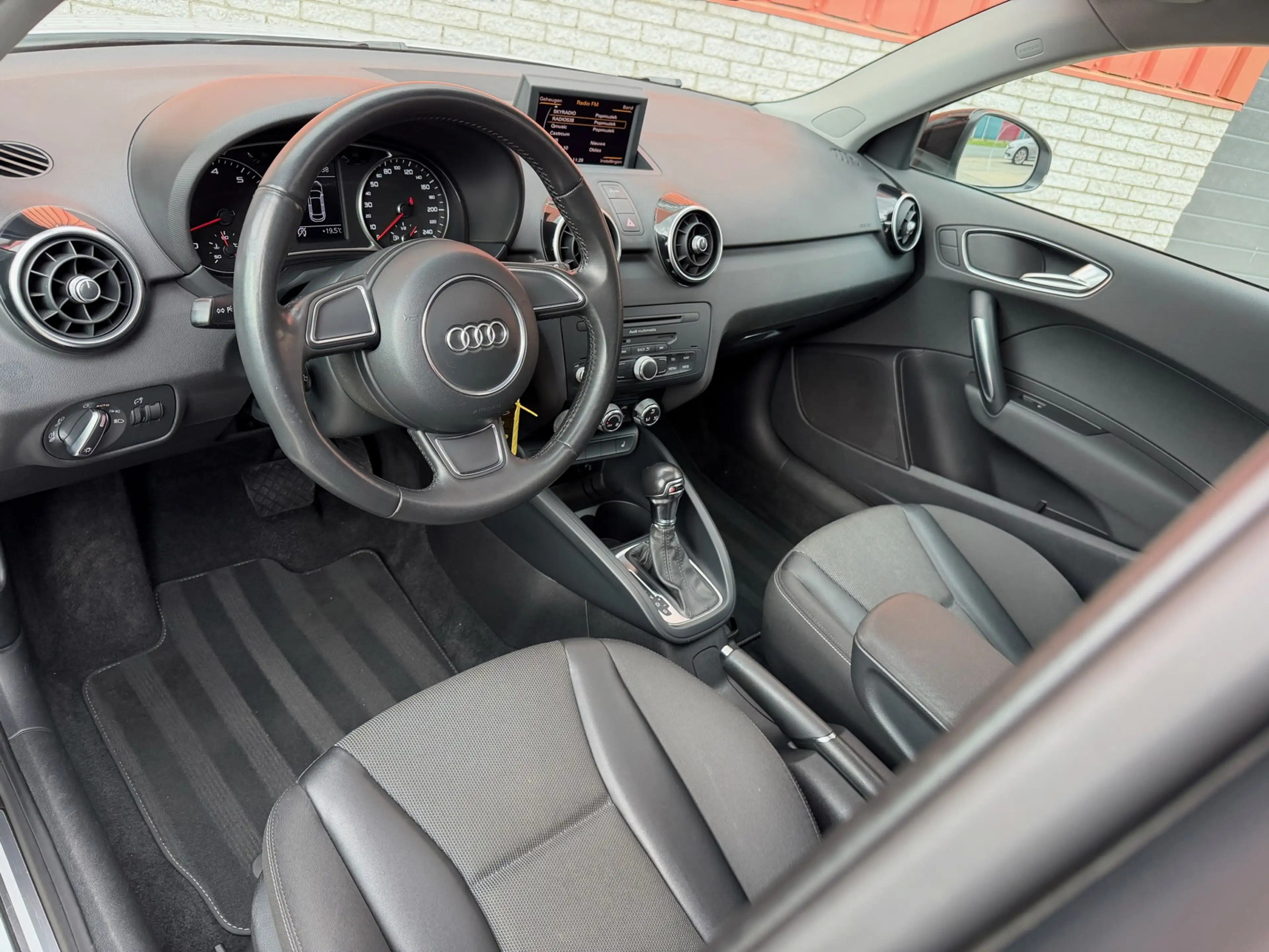 Audi A1 SPORTBACK 1.4 TFSI Pro Line S Pano Cruise PDC 18" — photo 15