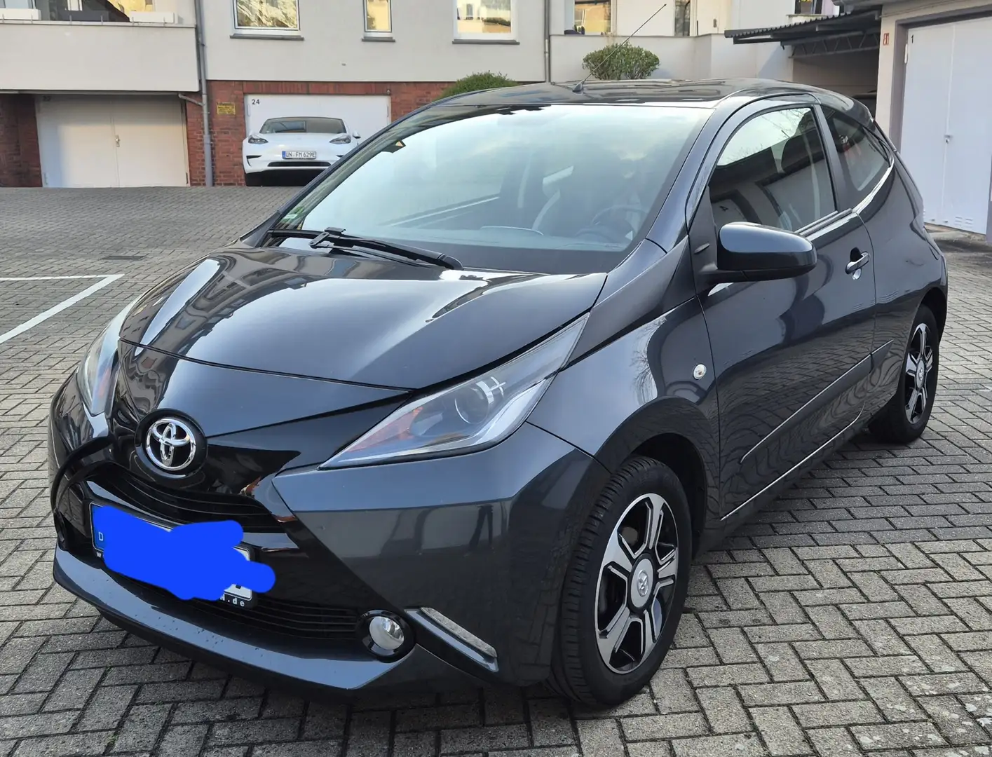 Toyota Aygo x-play touch Grau - 1
