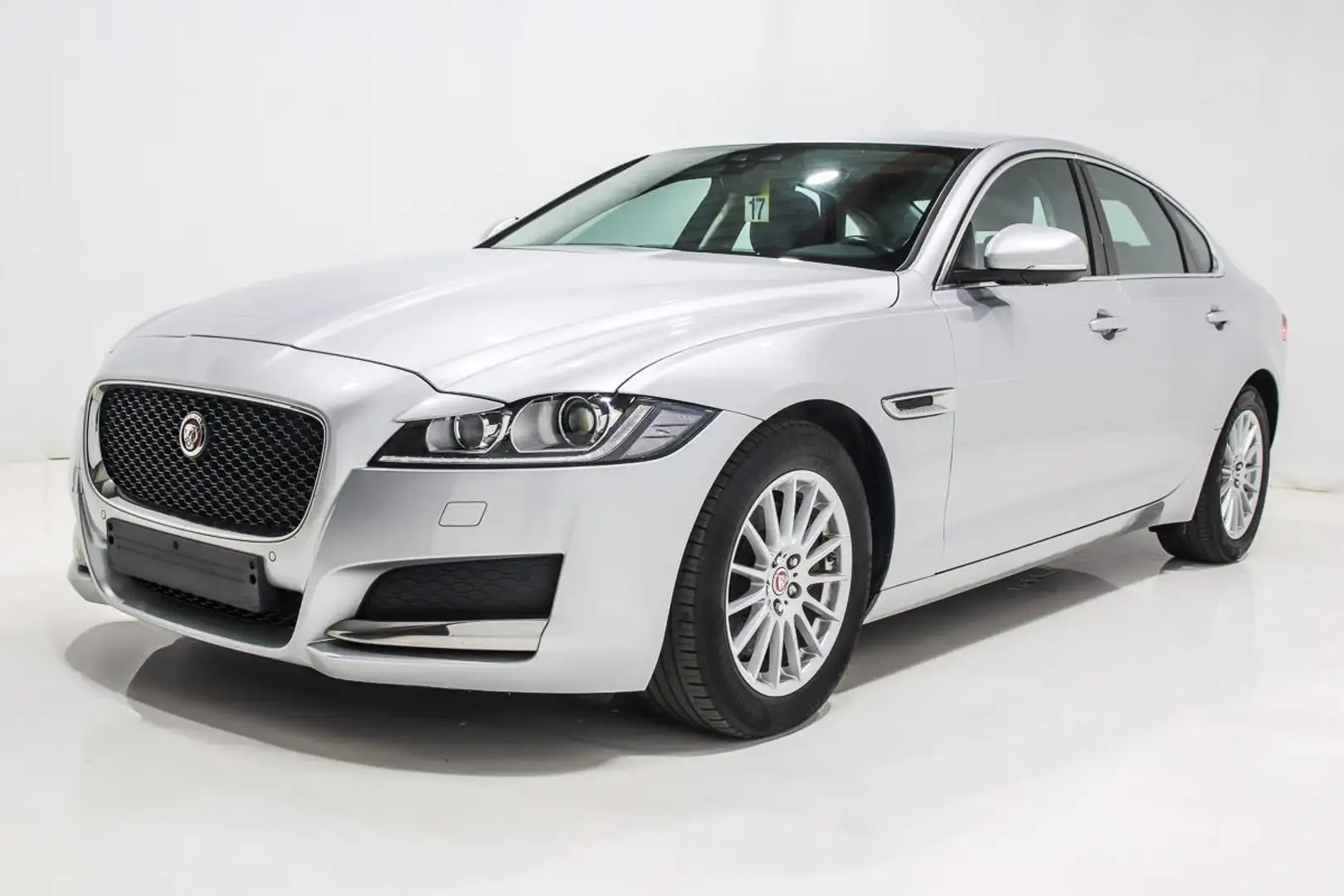 Jaguar XF 2.0 D 163 - BVA 17 - LED - CUIR - CAM - GPS Argent - 2