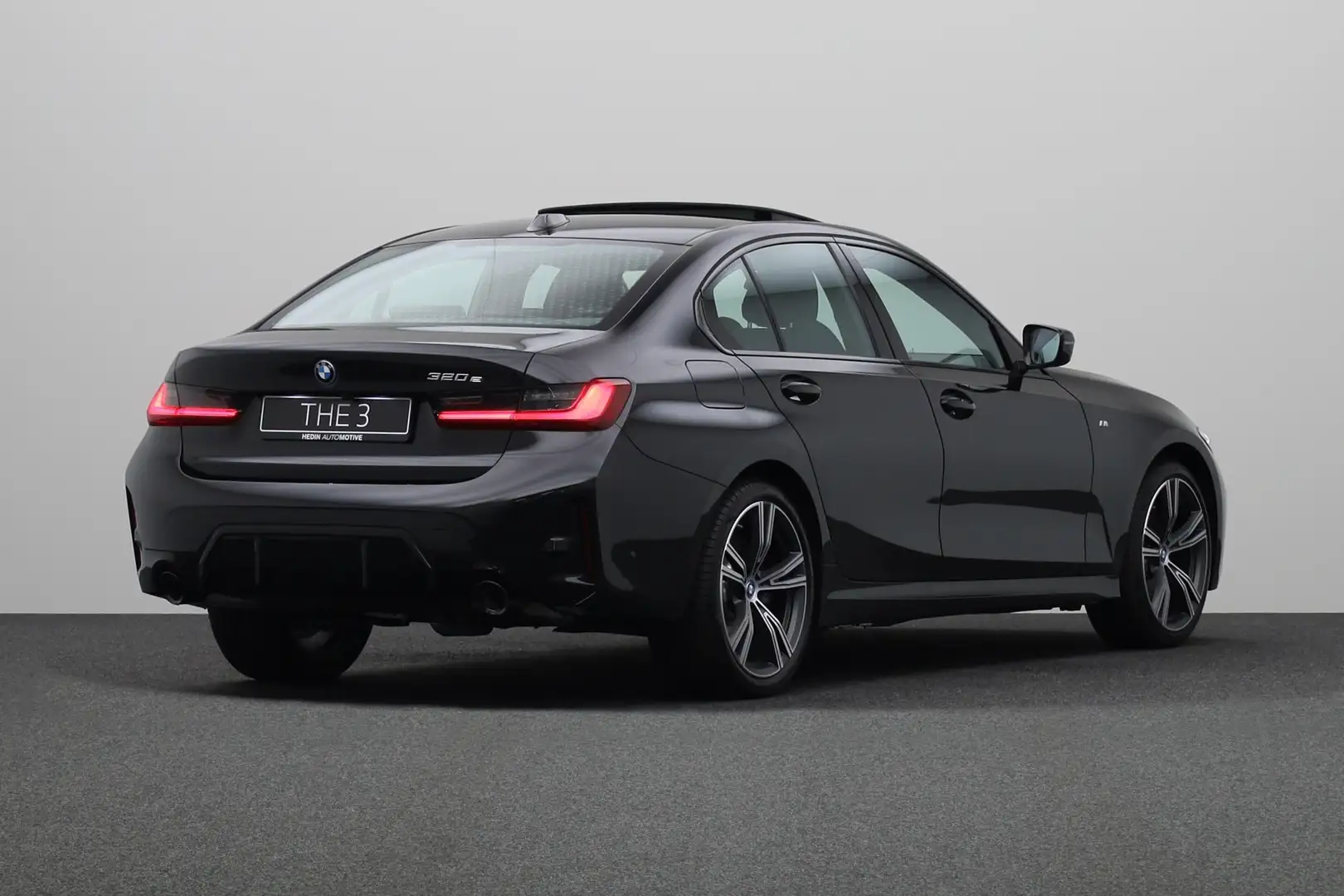 BMW 320 3-serie 320e | M-Sport | Panoramadak | Head-Up Dis Zwart - 2