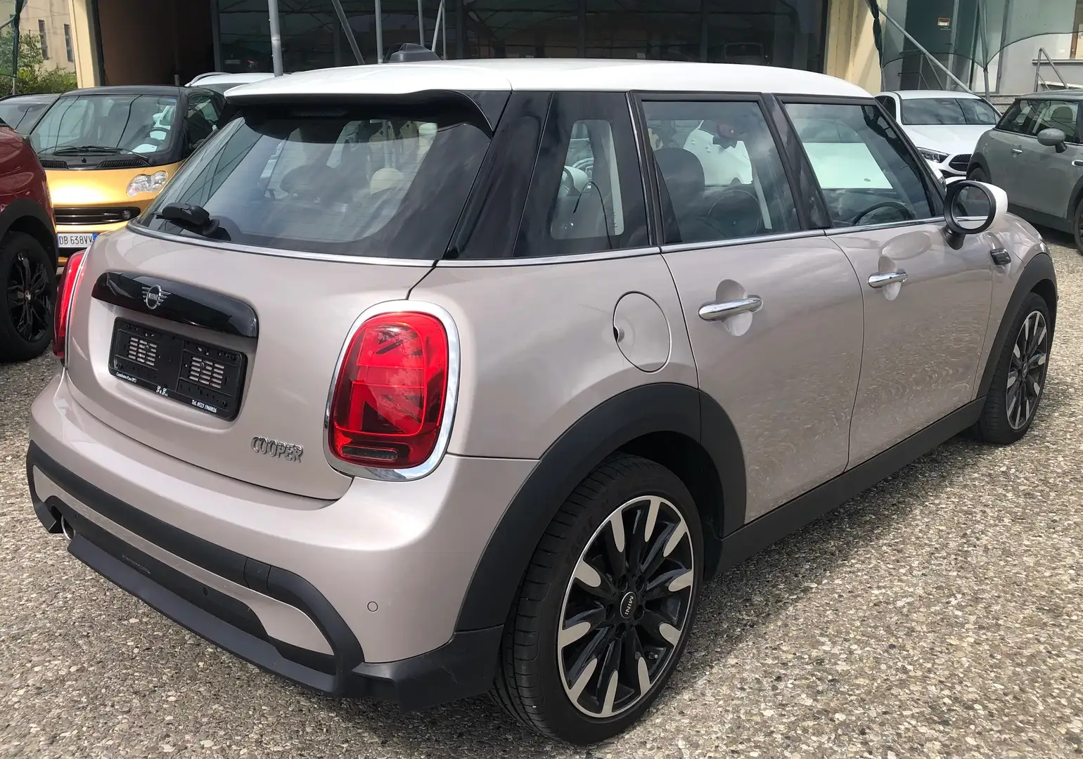 MINI Cooper Mini 5p 1.5 Cooper Essential Autom. Navi CarPlay Grijs - 2