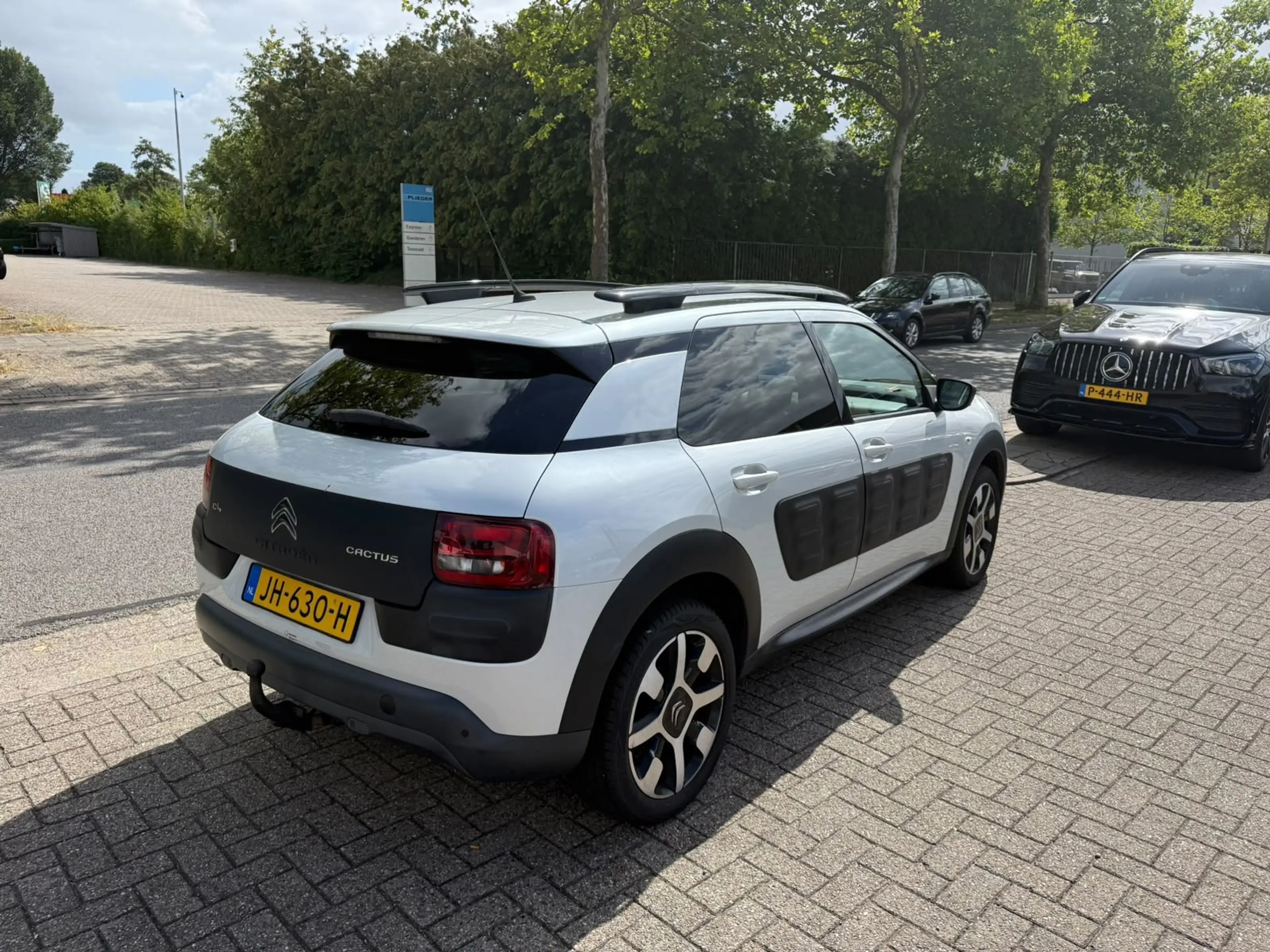 Citroen C4 Cactus 1.2 PureTech Shine, Navi, NAP, dealer onderhouden — photo 2