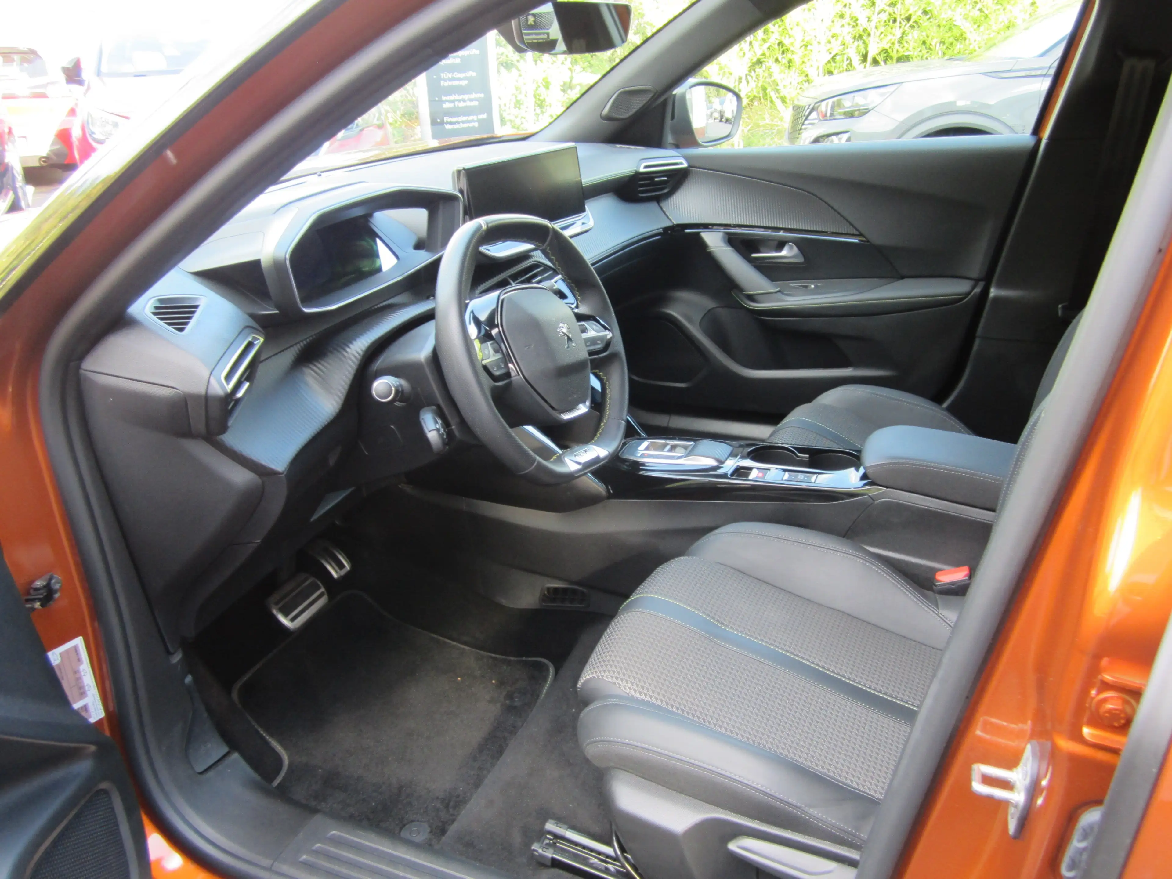 Peugeot e-2008 GT — photo 9