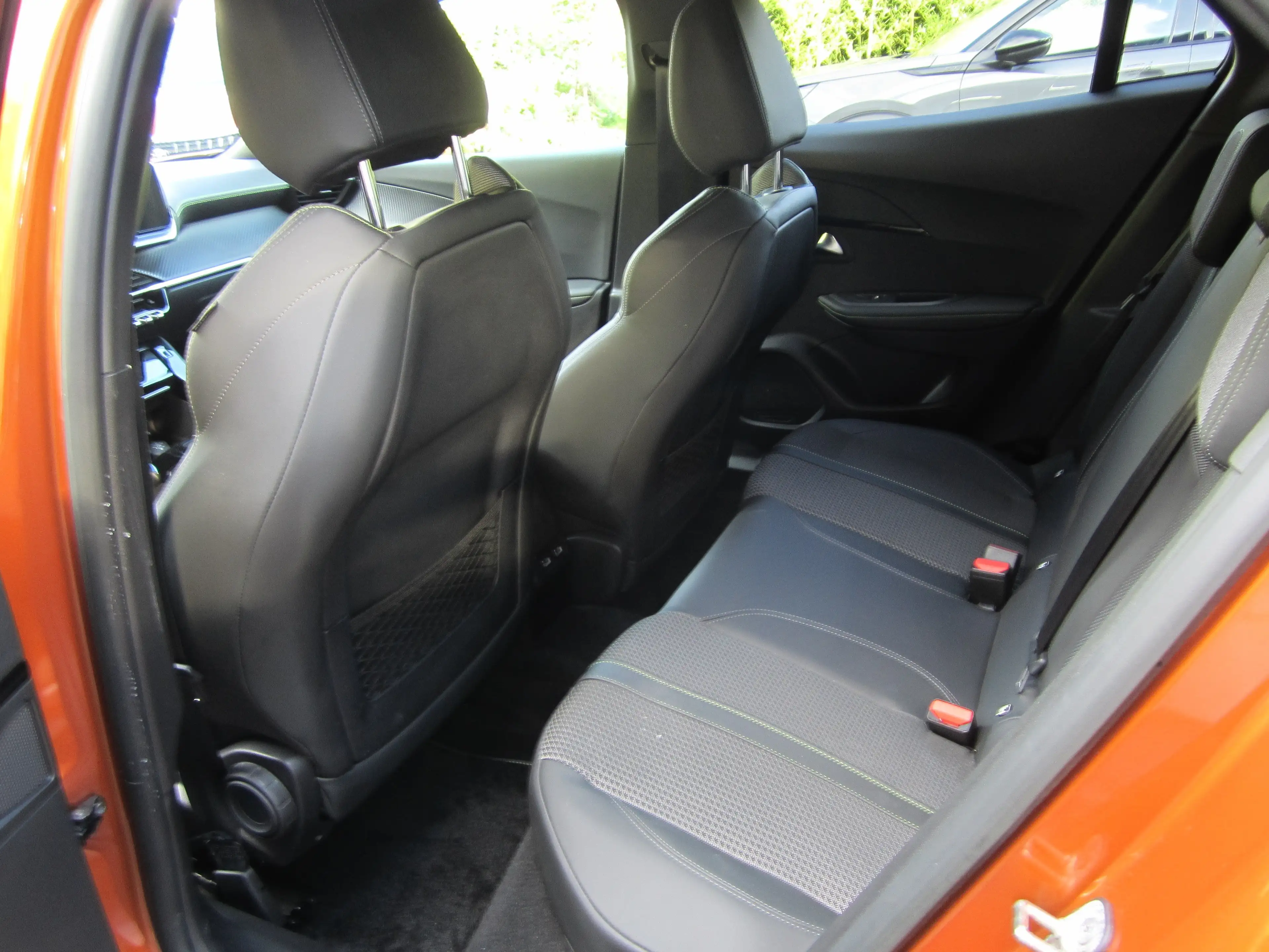 Peugeot e-2008 GT — photo 10
