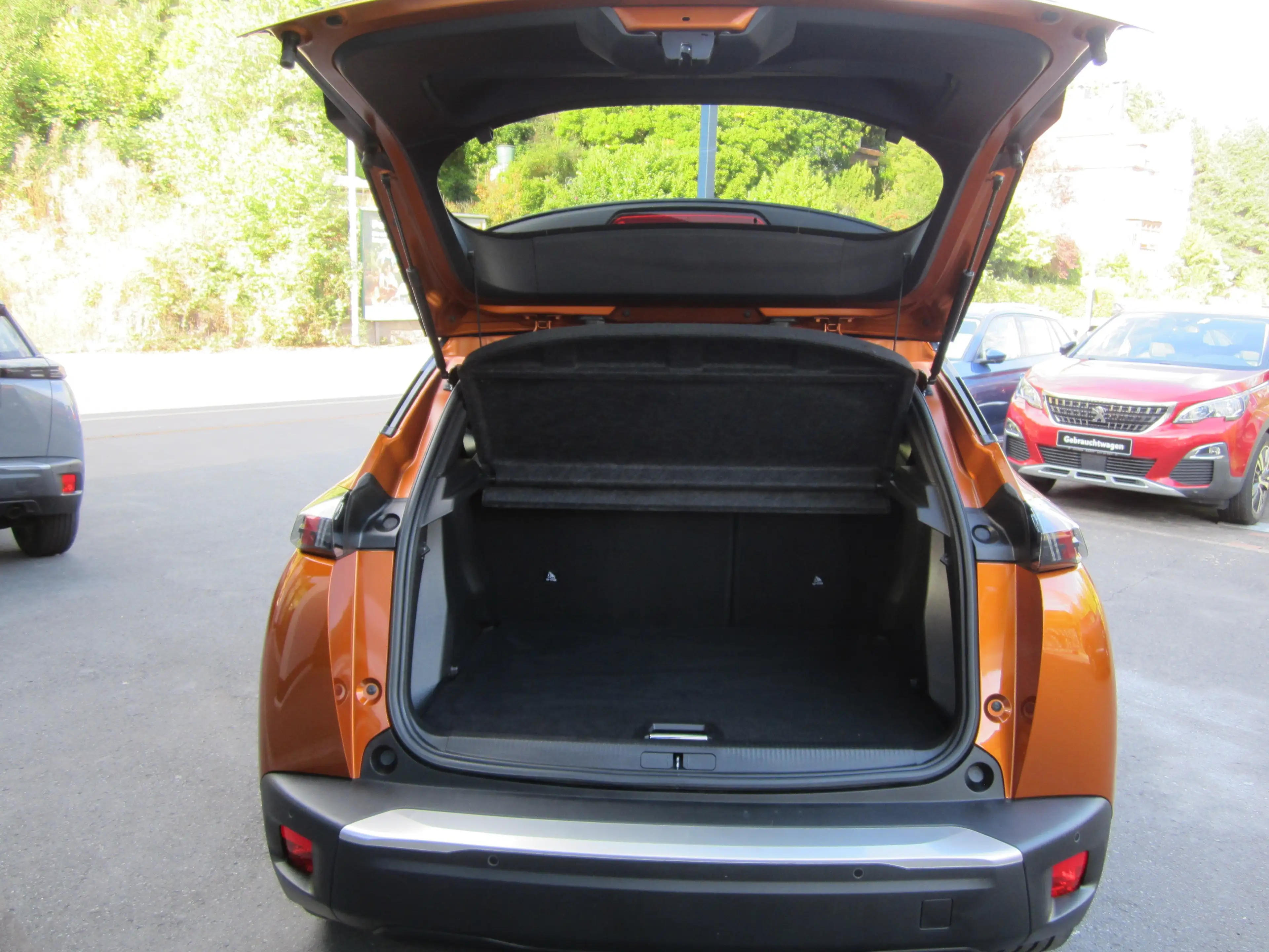Peugeot e-2008 GT — photo 6