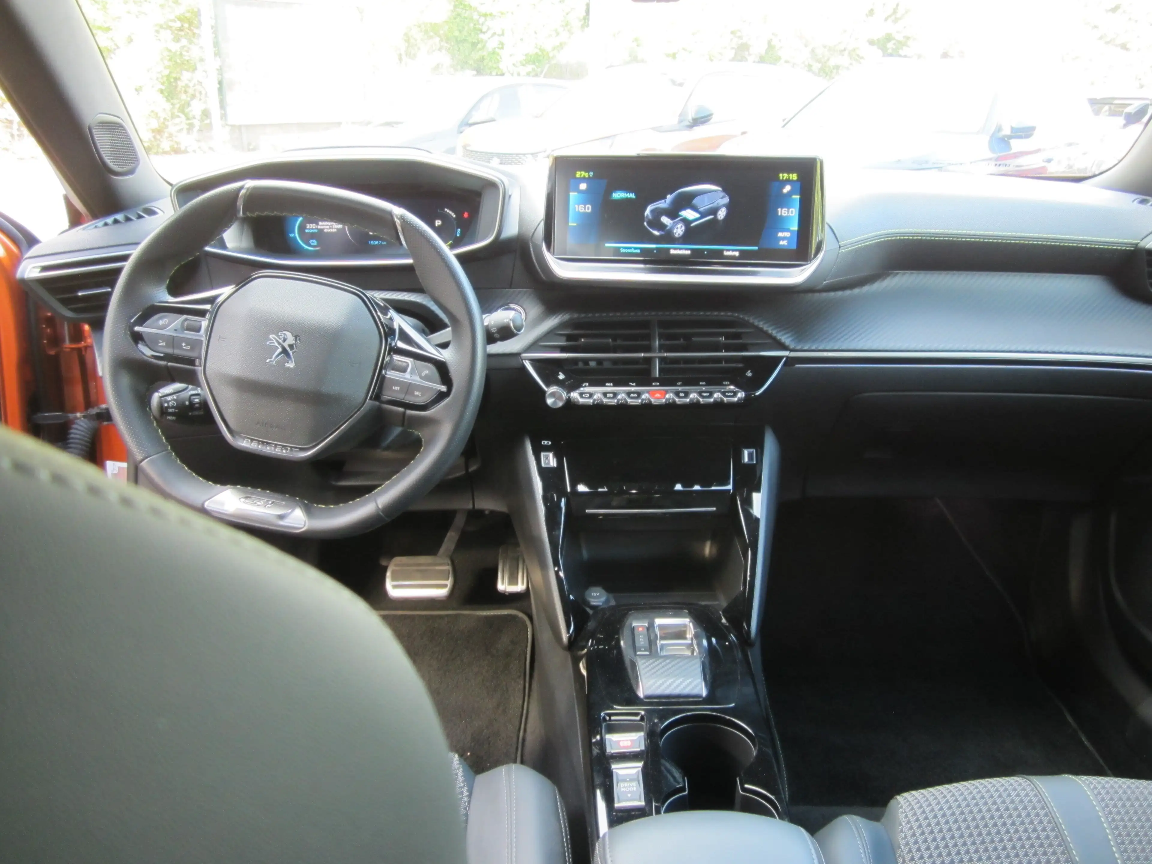 Peugeot e-2008 GT — photo 8