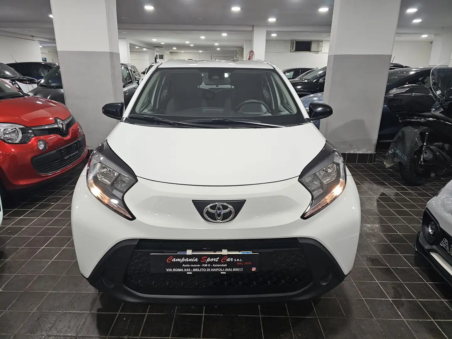 Toyota Aygo X ACTIVE 1.0 BENZ 72CV CAMBIO AUTOMATICO Bianco - 2