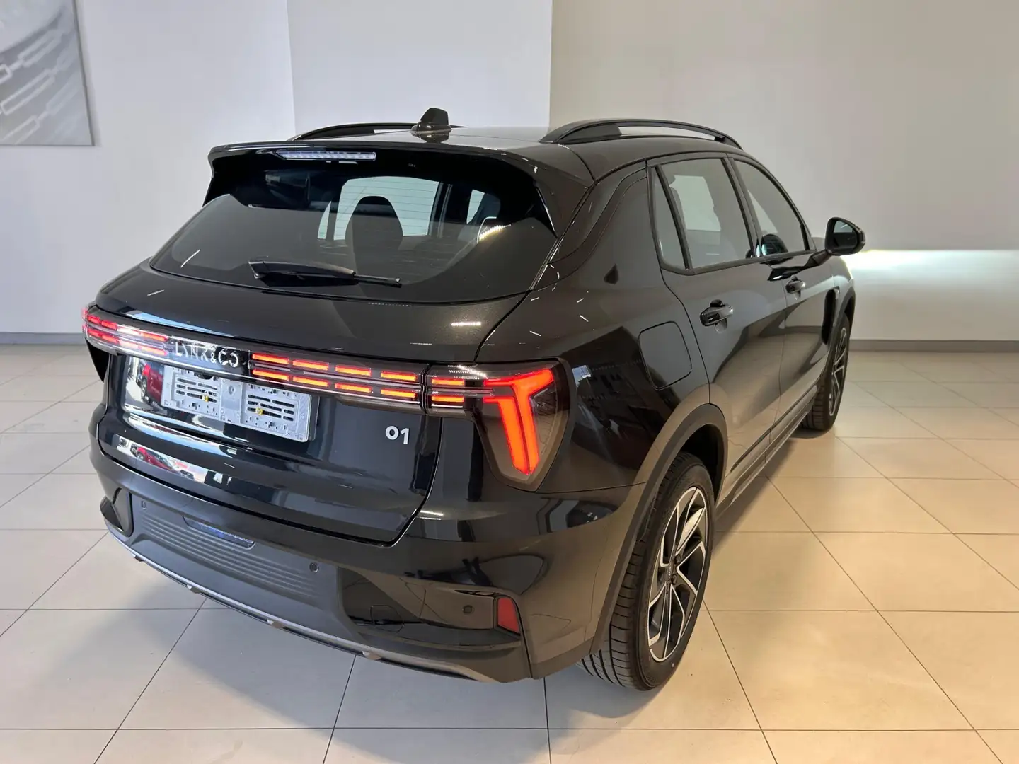 Lynk & Co 01 01 PHEV Core Чёрный - 2