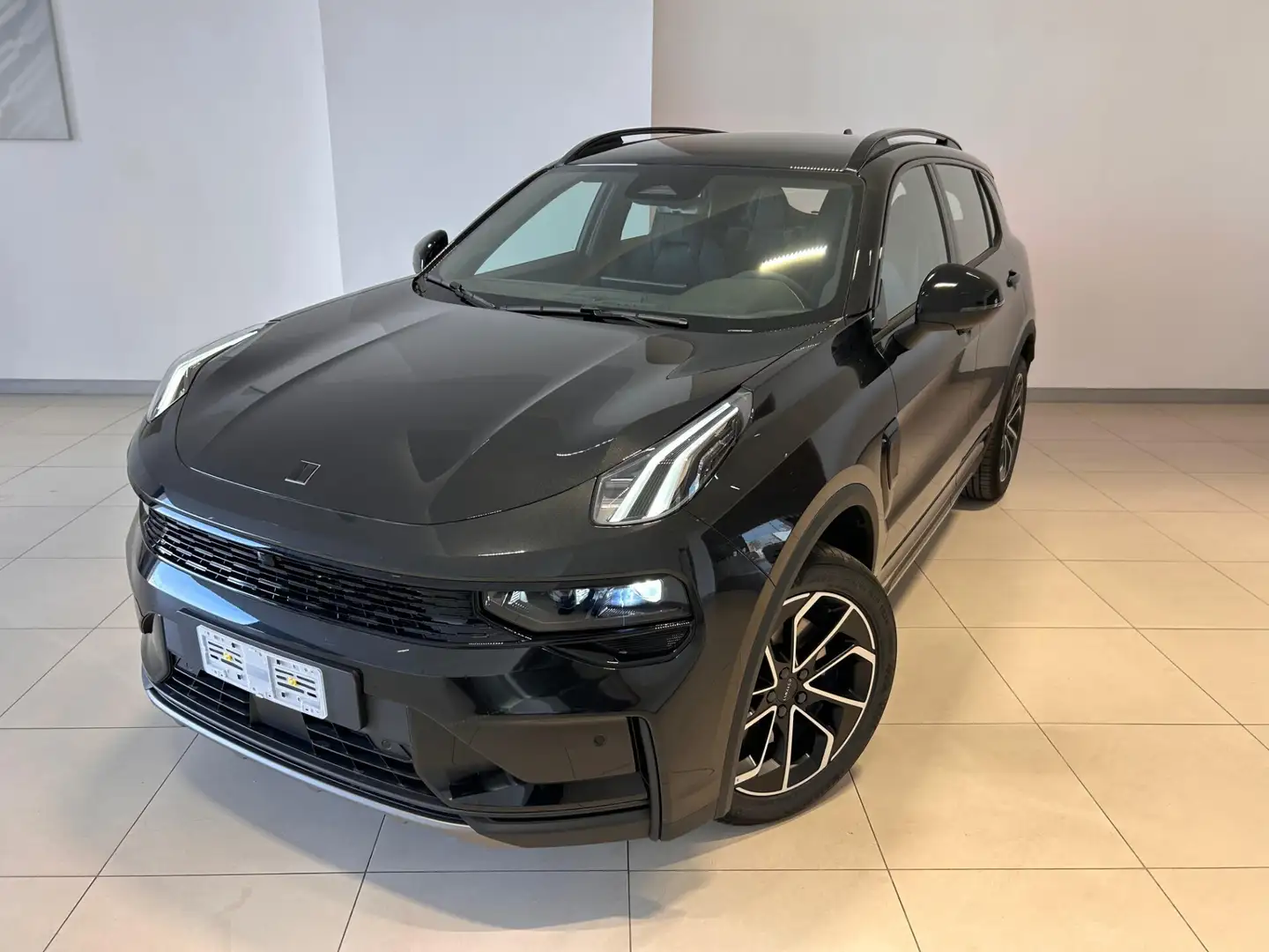 Lynk & Co 01 01 PHEV Core Чёрный - 1