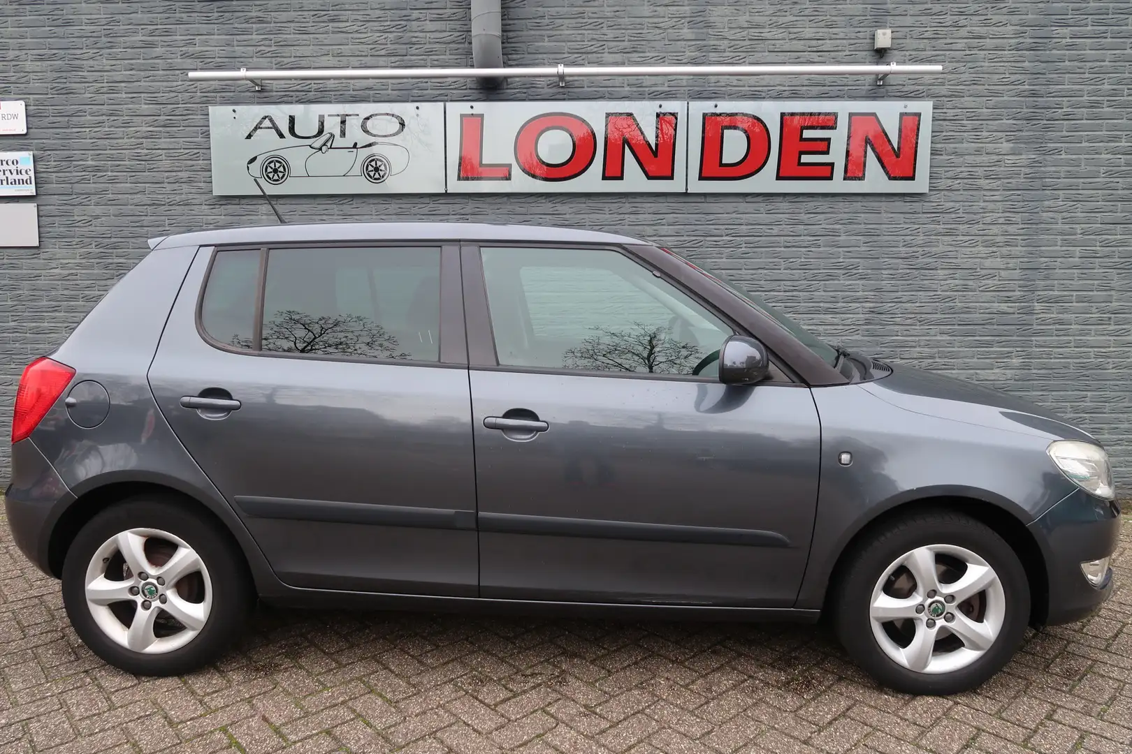 Skoda Fabia 1.2 TSI Dynamic Eerste eigenaar altijd bij ons bed Grijs - 2