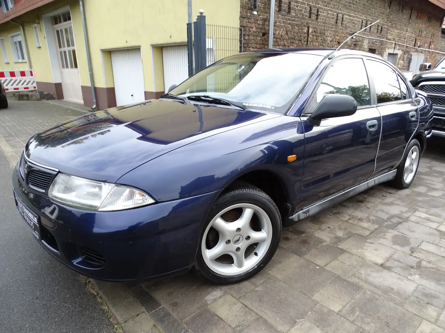 Mitsubishi Carisma 1800 GLX Blau - 2