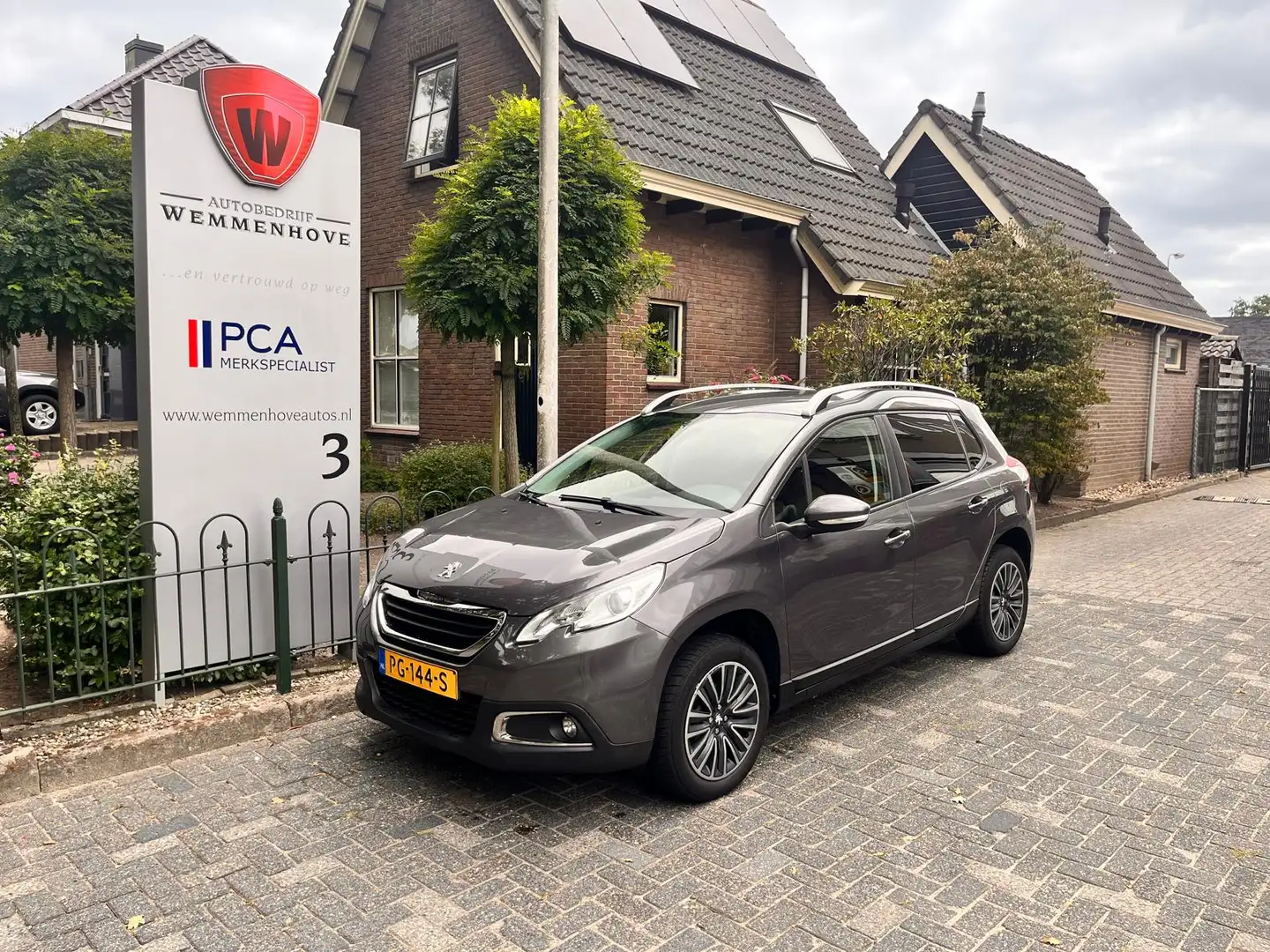 Peugeot 2008 1.2 VTi Allure Pack Premium Plus Grijs - 2