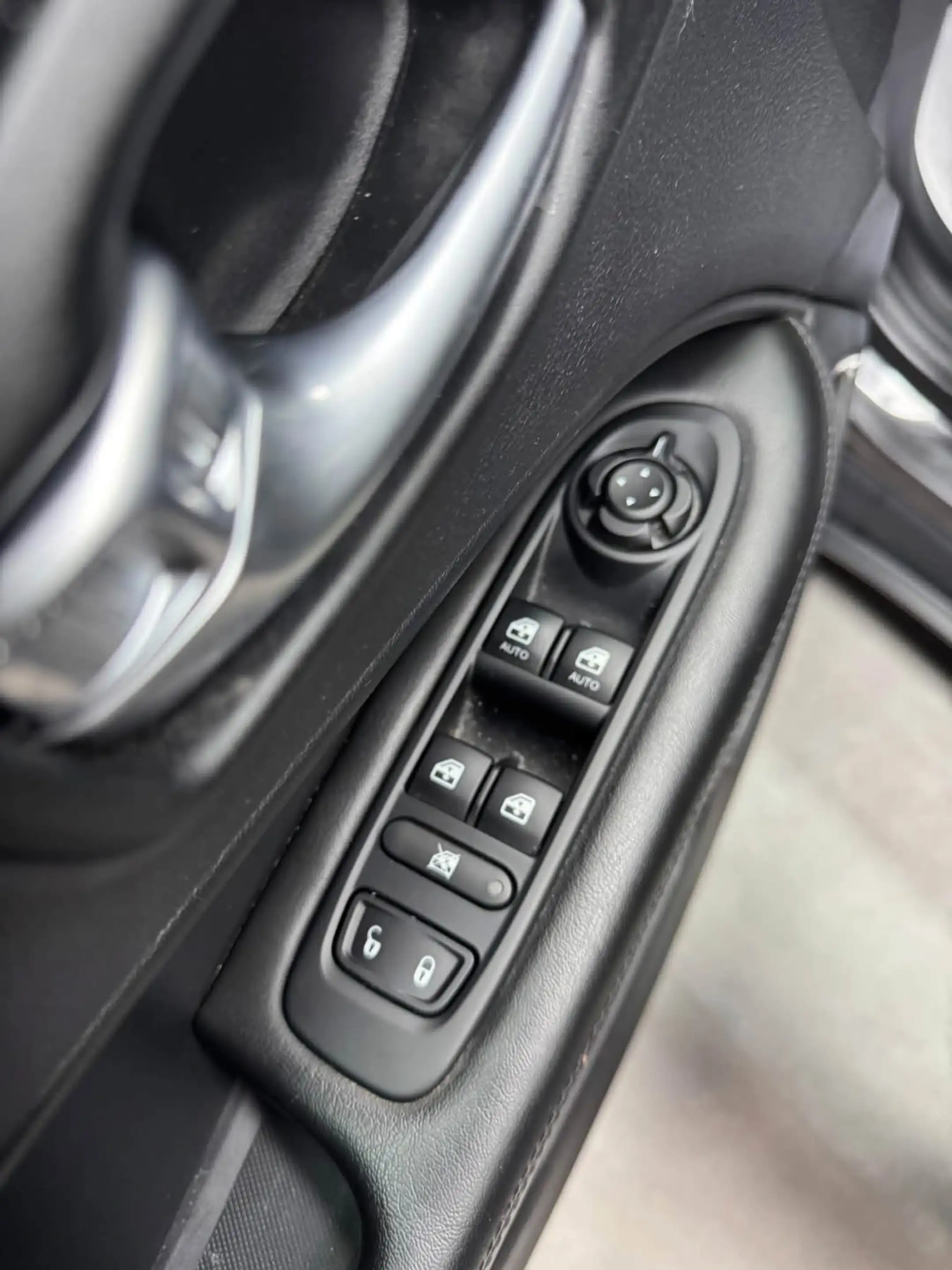 Jeep Compass Compass 1.6 MJD 4x2 **12 mois de garantie** — photo 10