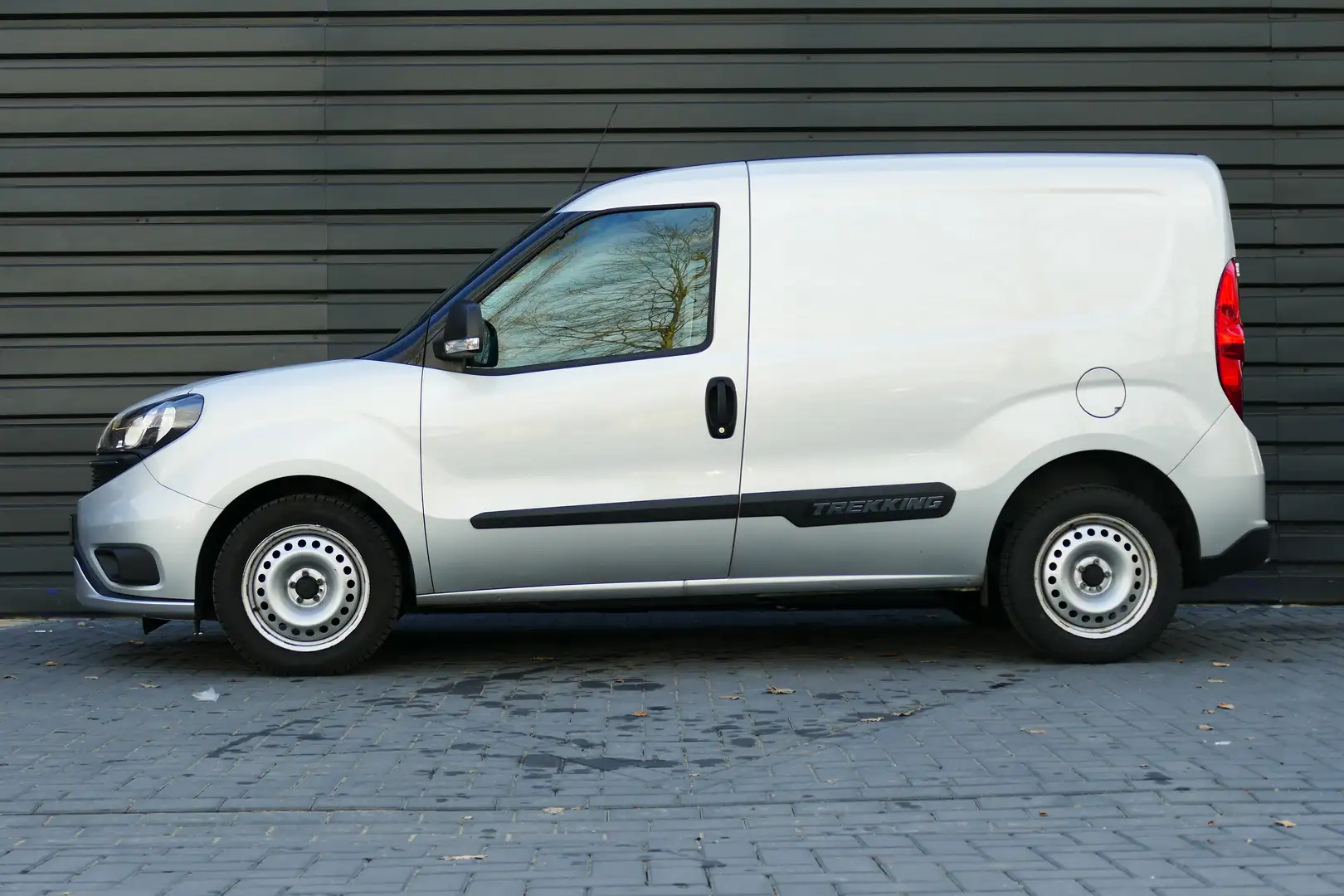 Fiat Doblo Cargo 1.6 MJ 105PK L1H1 TREKKING / NAVI / AIRCO / Grijs - 2