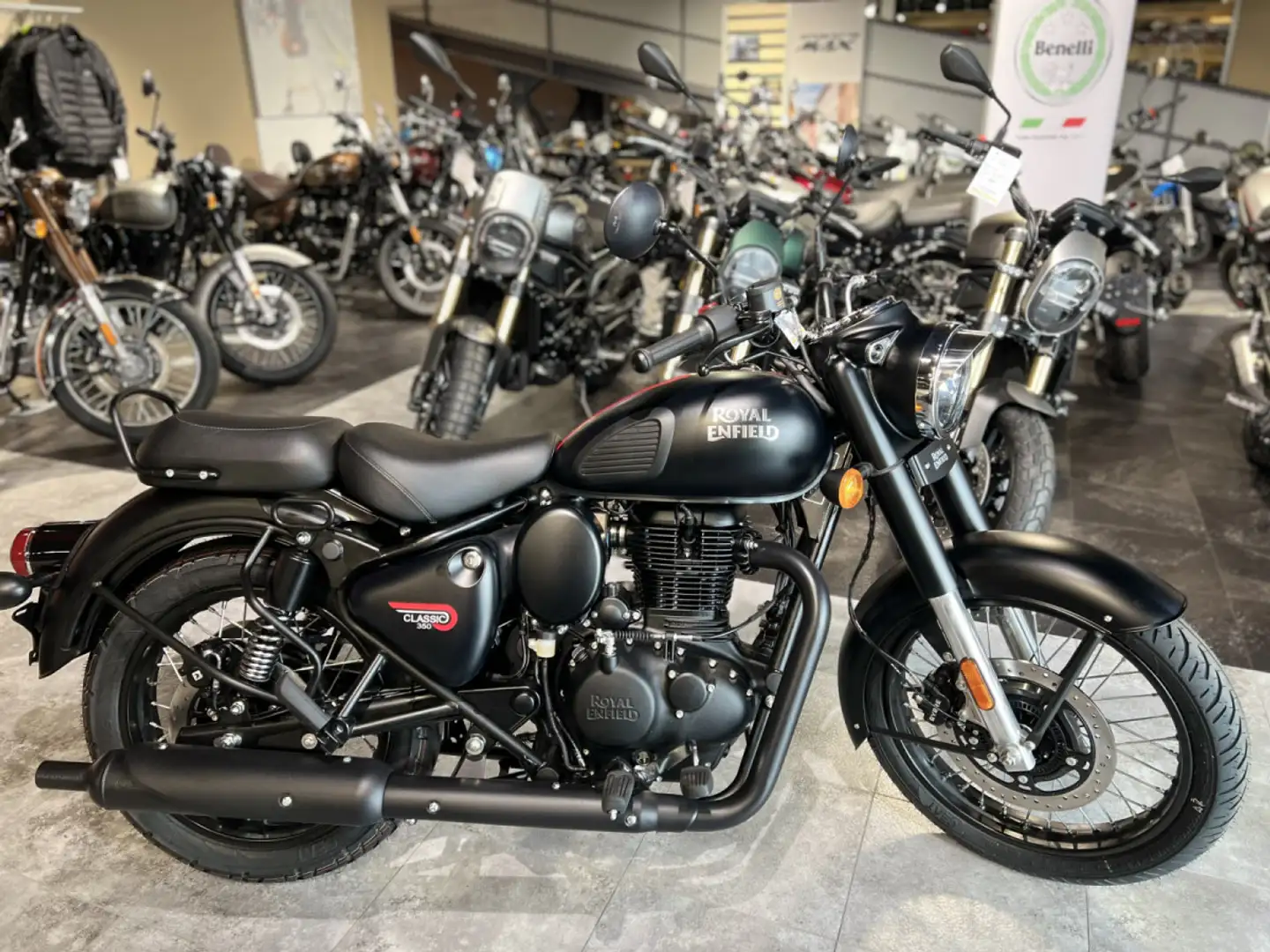 Royal Enfield Classic 350 Noir furtif foncé Noir - 1