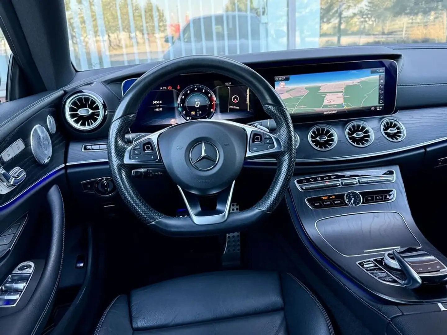 Mercedes-Benz Egyéb E200 // AMG-Line // Pano // Burmester Fekete - 2
