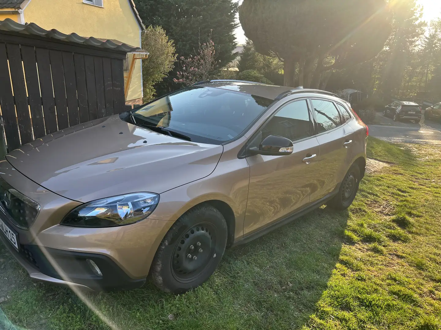 Volvo V40 Cross Country D2 Kinetic Бронзовый - 2