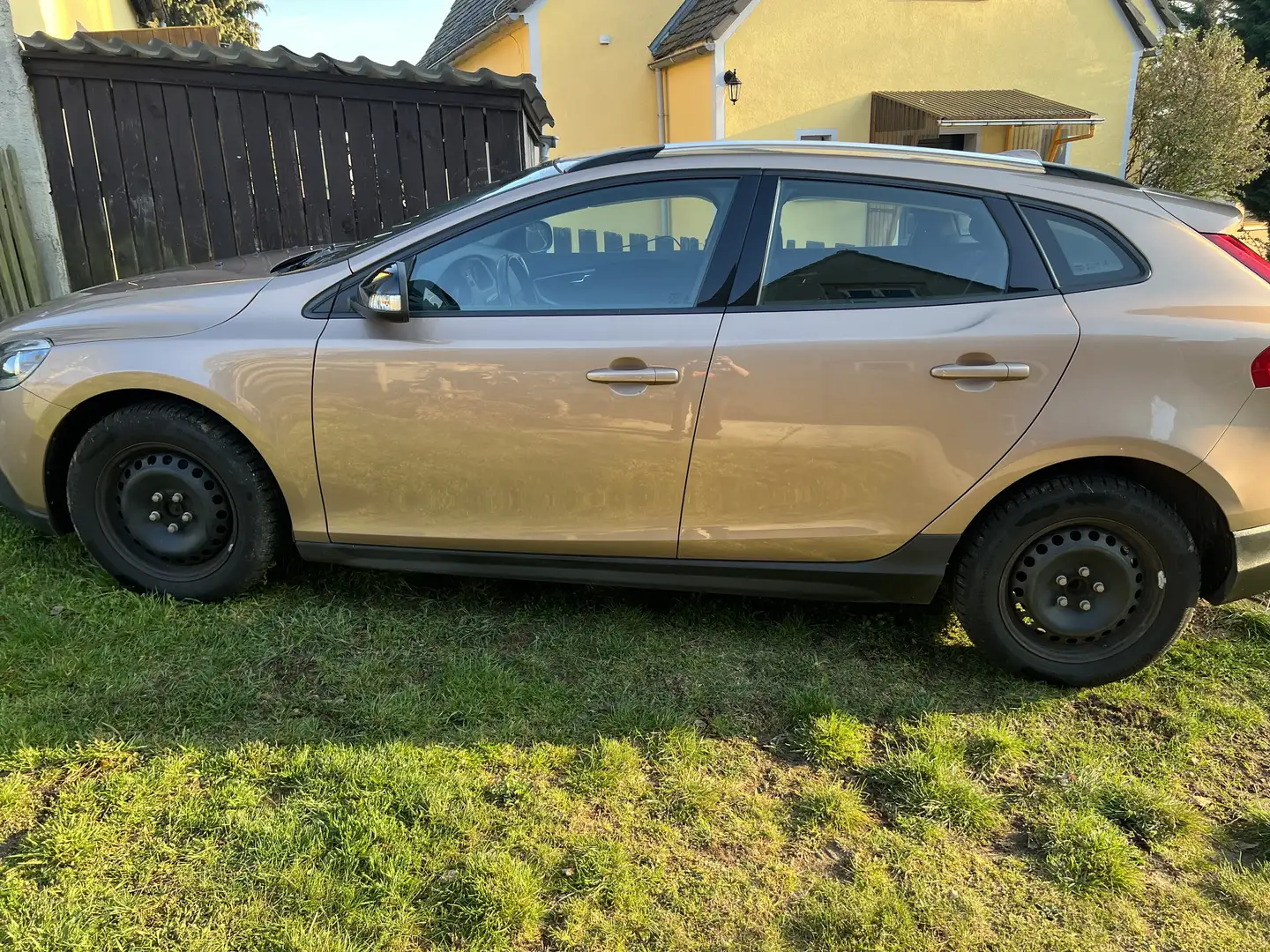 Volvo V40 Cross Country D2 Kinetic Бронзовый - 1