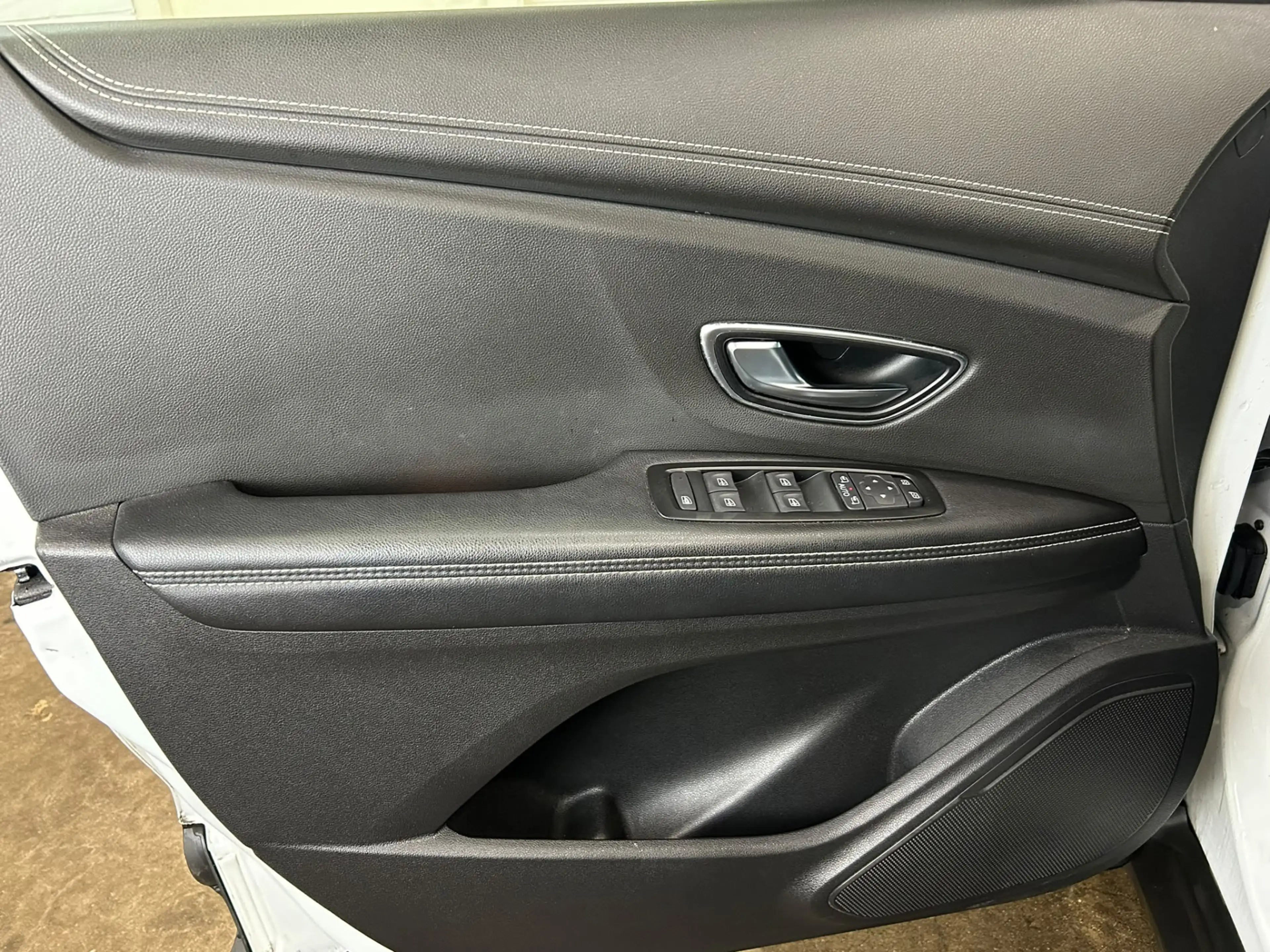 Renault Scenic 1.3 TCe Intens — photo 16