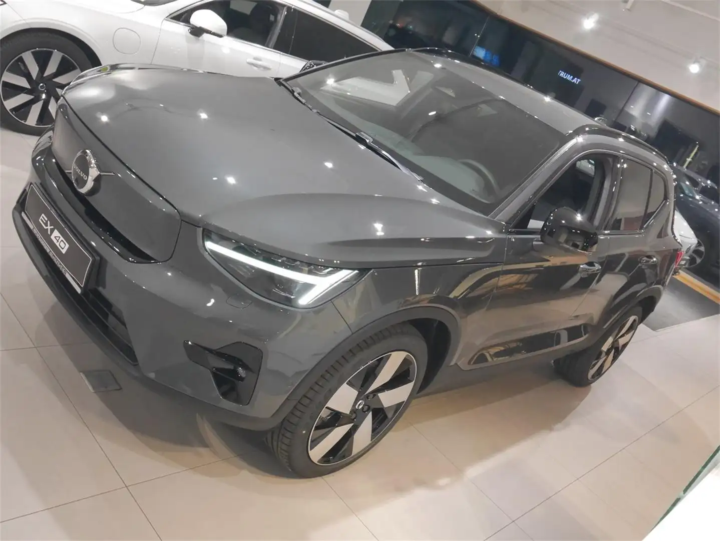 Volvo EX40 Extended Range Plus Dark Grün - 1