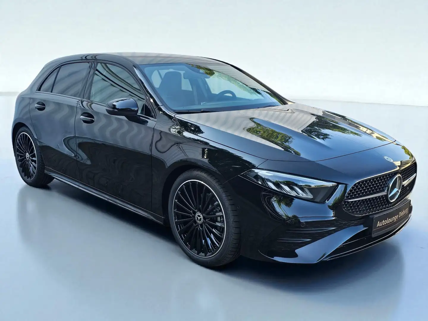 Mercedes-Benz A 200 Special Edition AMG-Line Schwarz - 2