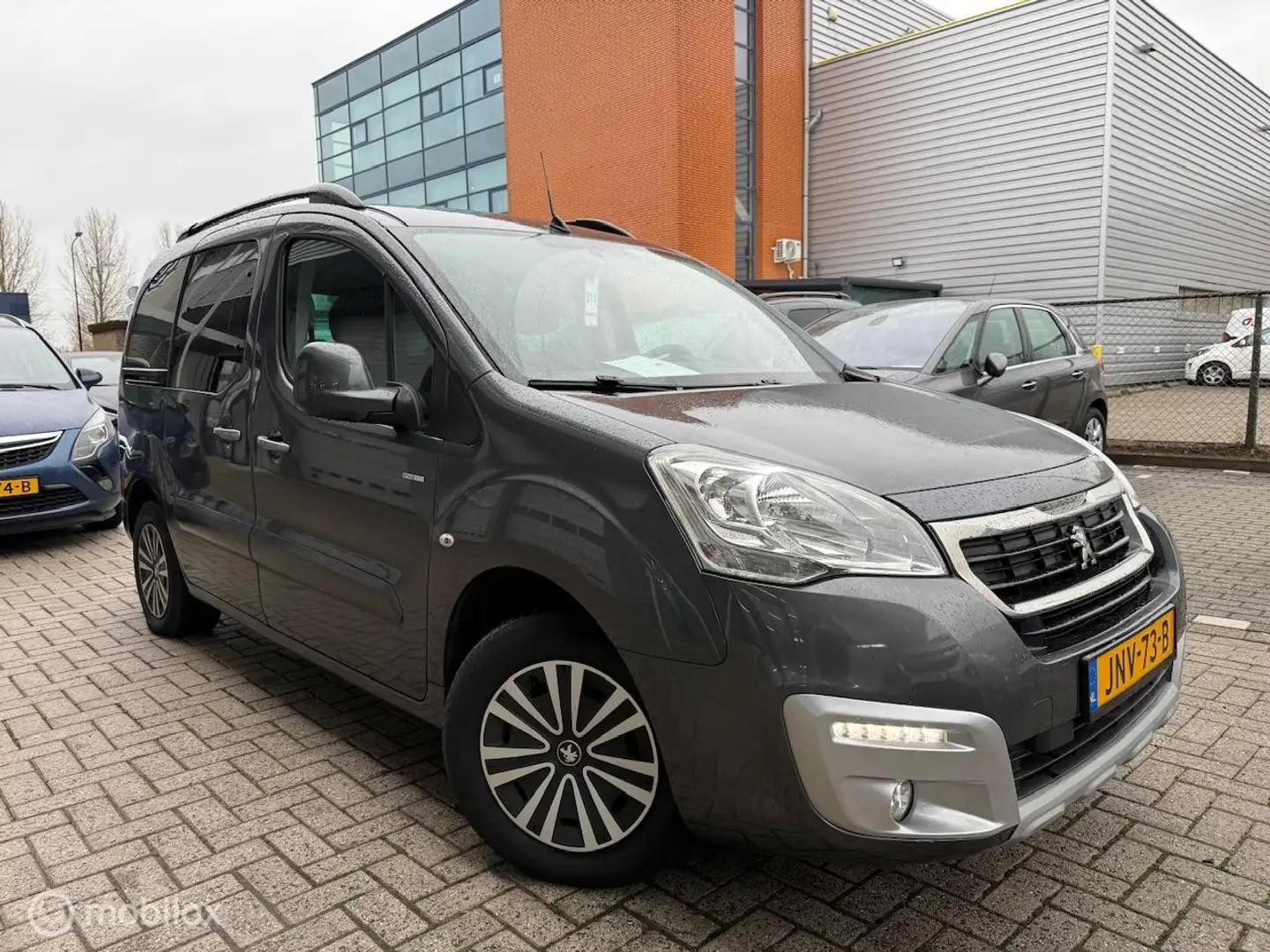 Peugeot Partner 1.2 BENZINE | LAGE KM | NAVIGATIE | NIEU APK - 2
