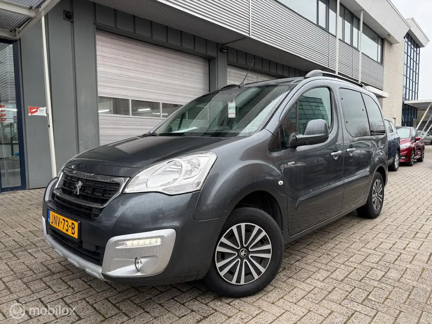Peugeot Partner 1.2 BENZINE | LAGE KM | NAVIGATIE | NIEU APK - 1