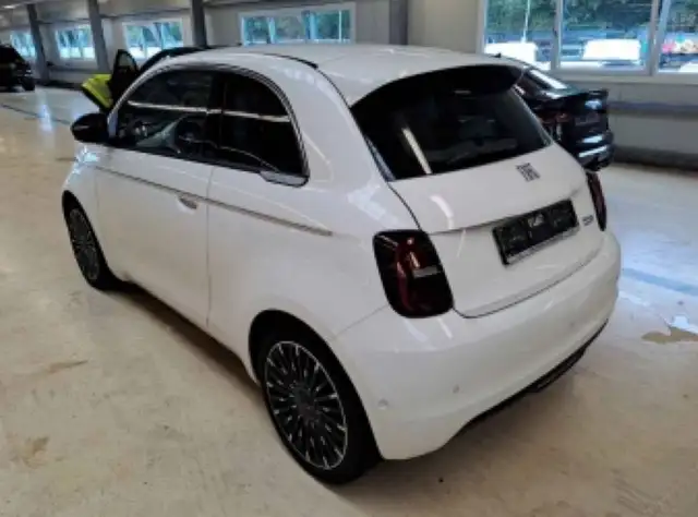 Fiat 500e view 3