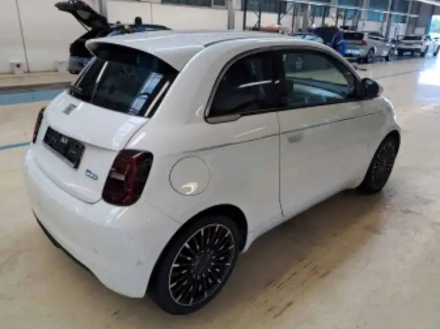 Fiat 500e view 4