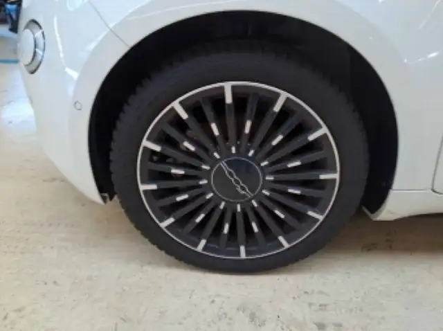 Fiat 500e view 5