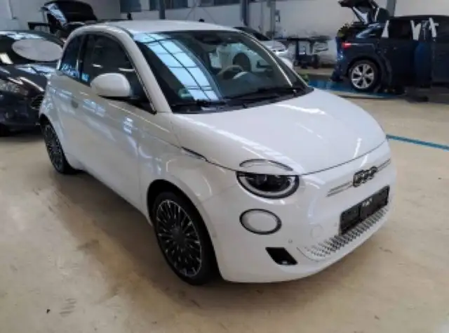 Fiat 500e view 2