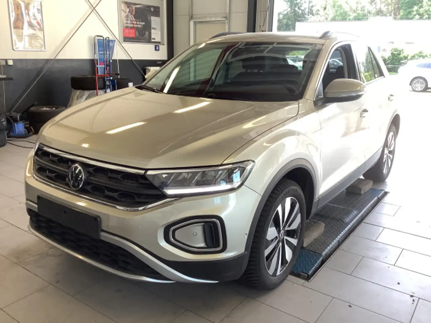 Volkswagen T-Roc 2.0 TDI Move DSG Navi ACC Kamera IQ.Drive Silber - 1