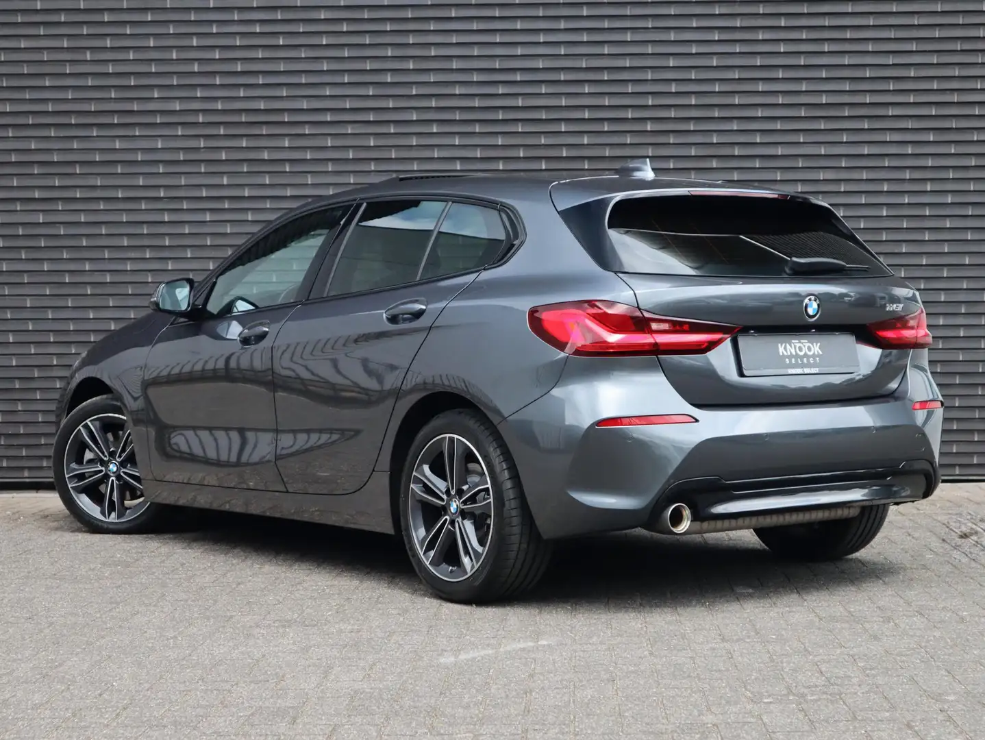 BMW 118 1-serie 118i Executive Edition | Pano | Sport-Line Grijs - 2