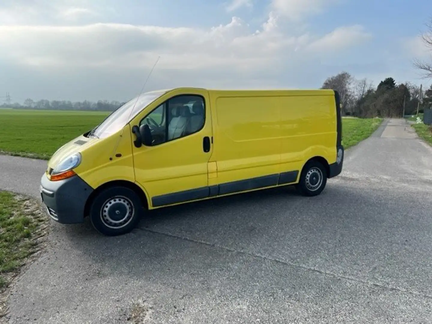 Renault Trafic 1.9 dCi L2H1 Yellow - 1