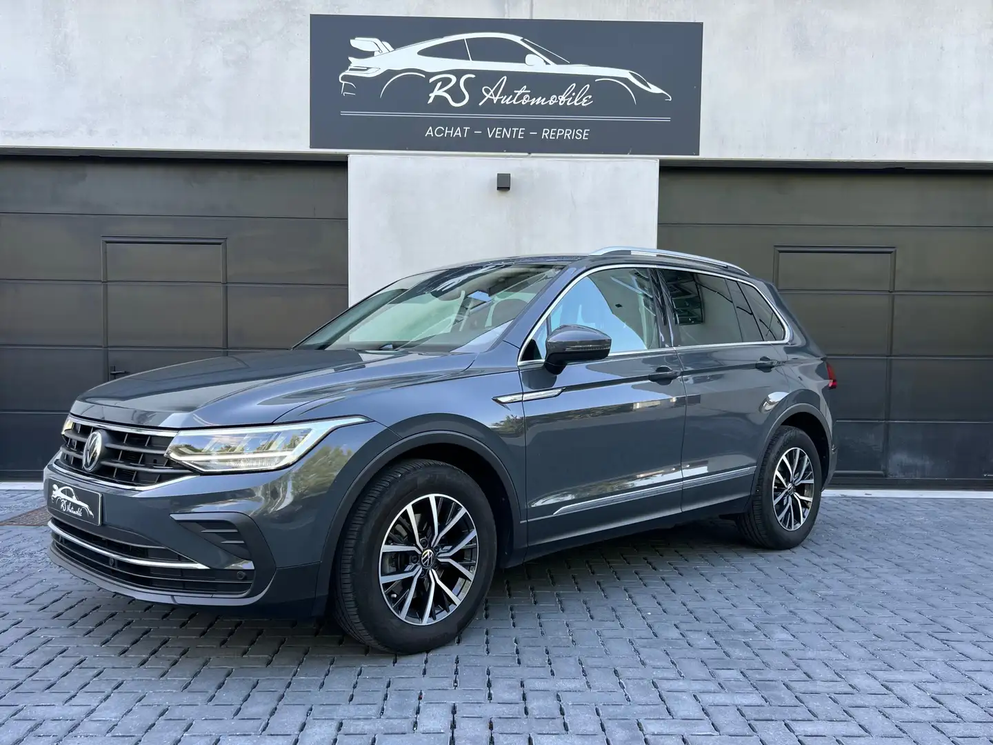 Volkswagen Tiguan 2.0 TDI LEDS|NAV|COFFREAUTO|CLIM,AUTO ÉTAT NEUF Grijs - 2