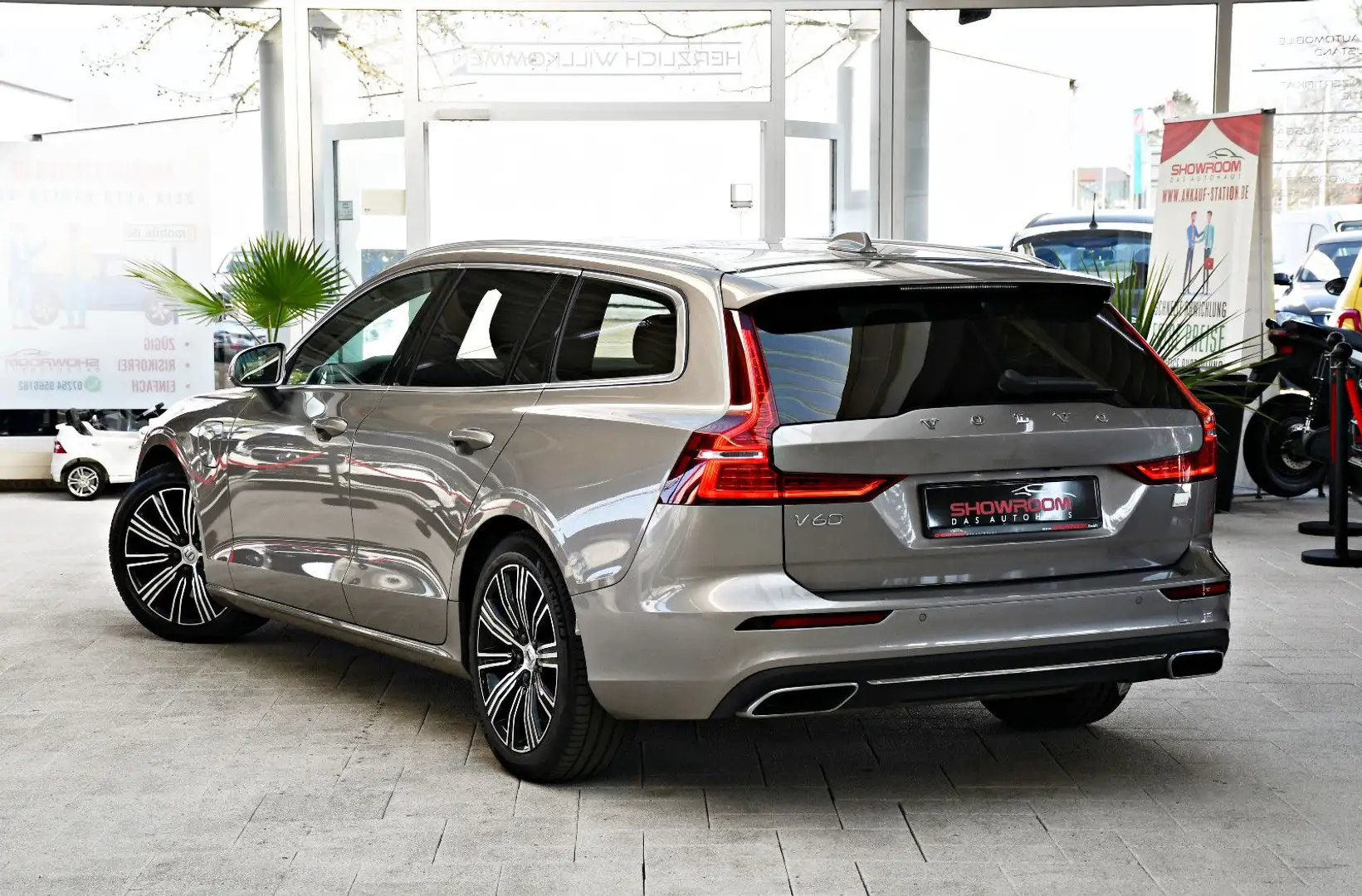 Volvo V60 Kombi Inscription Recharge Plug-In Hybrid AW Grau - 2