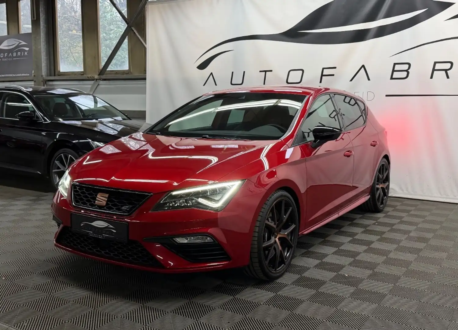 SEAT Leon Performance 2.0 TSI 290 DSG7 Cupra Rot - 2