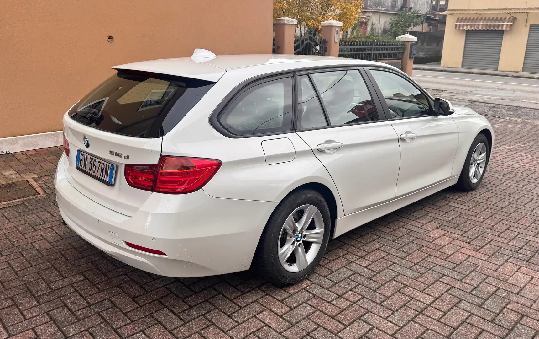 BMW 316 316d Touring Business auto Weiß - 2