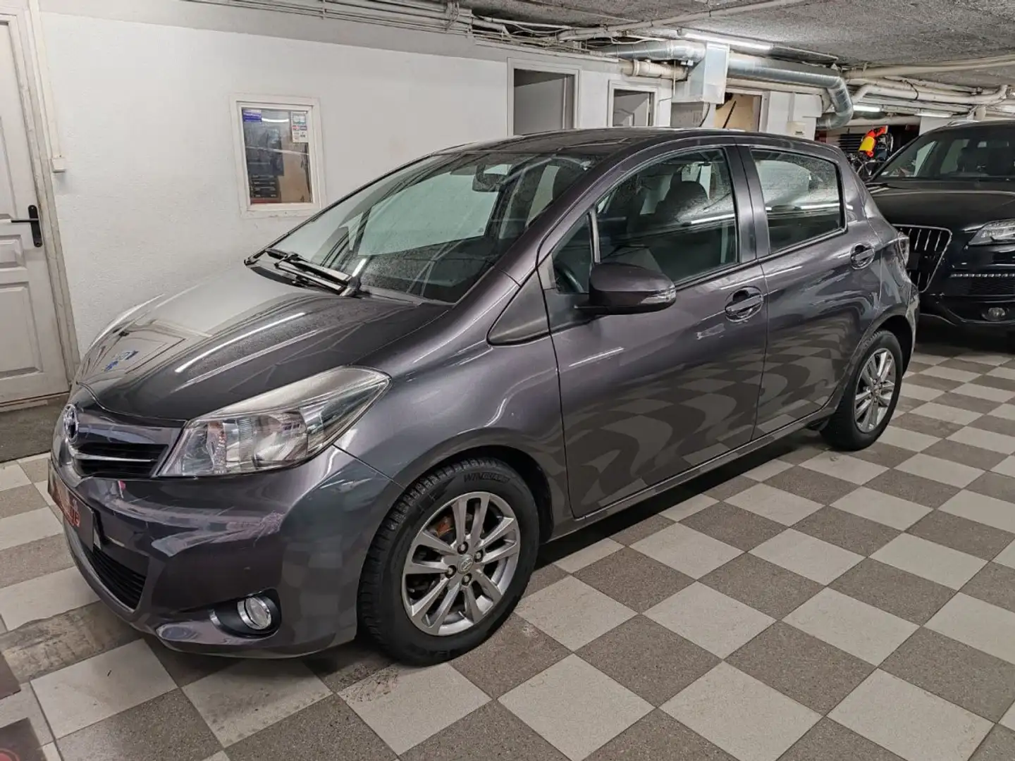 Toyota Yaris 90 D-4D Lounge Gris - 1