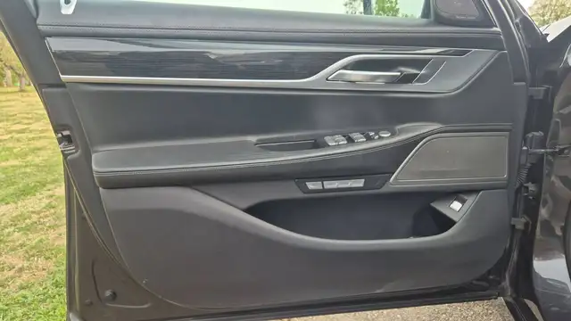 BMW 7 Series view 7