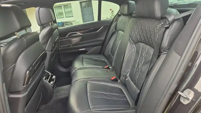 BMW 7 Series view 9
